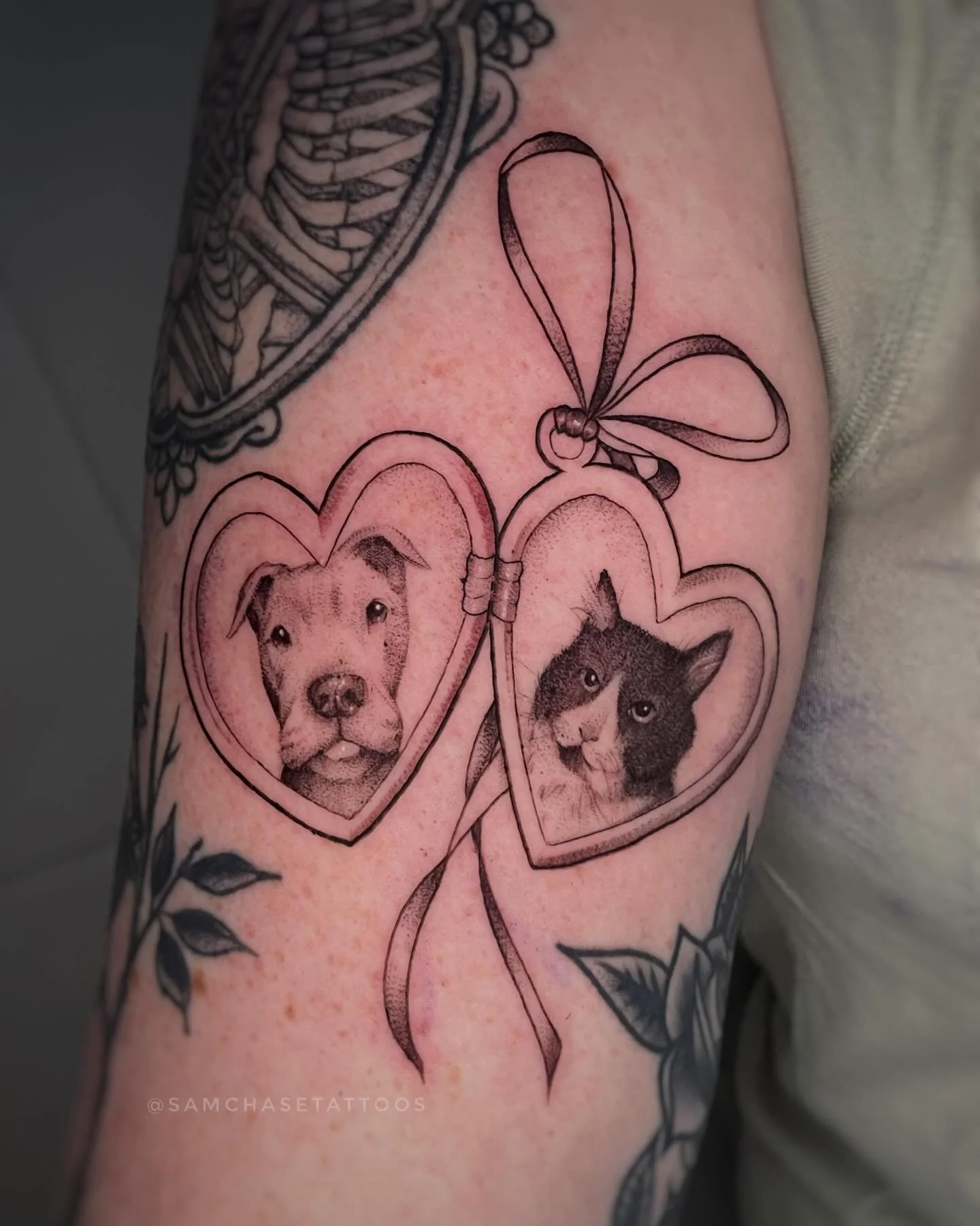 Pet portraits in a heart locket for this lovely client! 🐶💕🐱 Sweet babies!
I&rsquo;m really excited with how this piece came out, and as always I love doing pet portraits and would love to do more!
.
.
.
.
#petportraitartist #fineline #finelinetatt