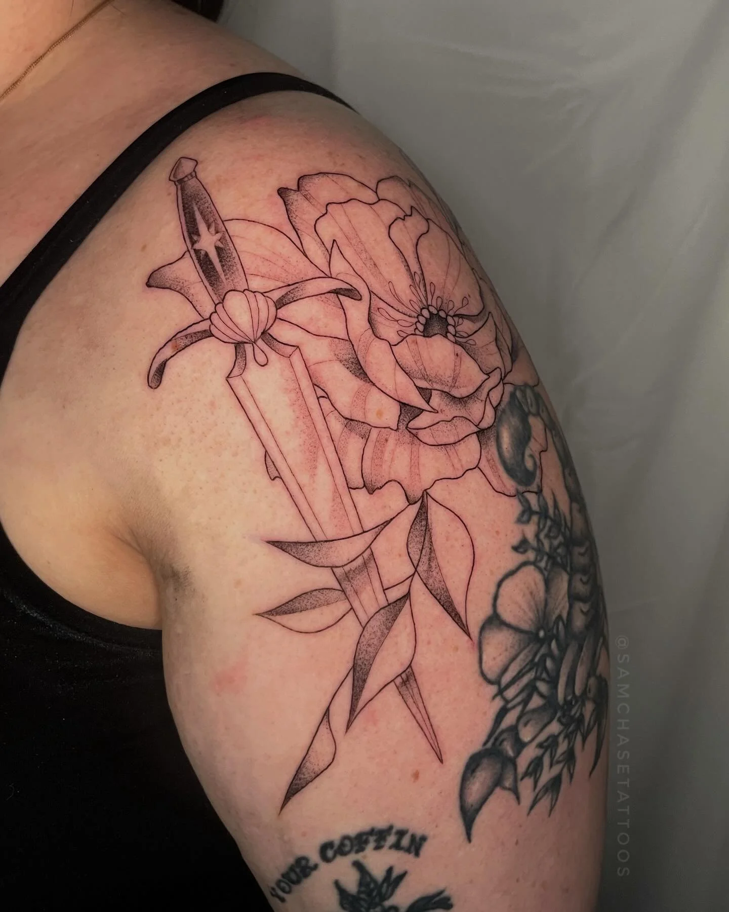 Nice lil custom dagger and peony for my sister (stinky) 🗡️🌸
.
.
.
.
.
.
#fineline #daggertattoo #peonytattoo #flowertattoo #femaletattooartist