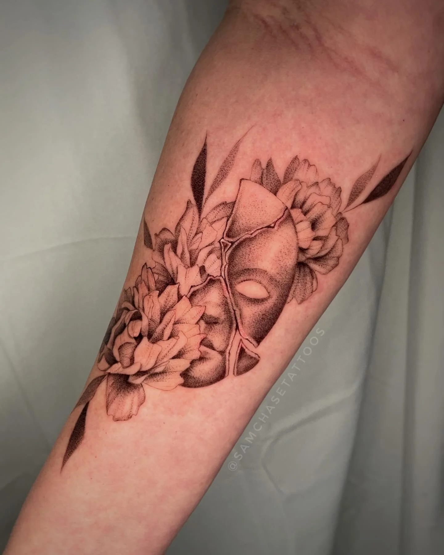 Really loved collaborating and creating this Kintsugi inspired mask and florals for this first time client 🌸🖤
.
.
.
.
.
#kintsugi #fineline #finelinetattoo #dotwork #femaletattooartist