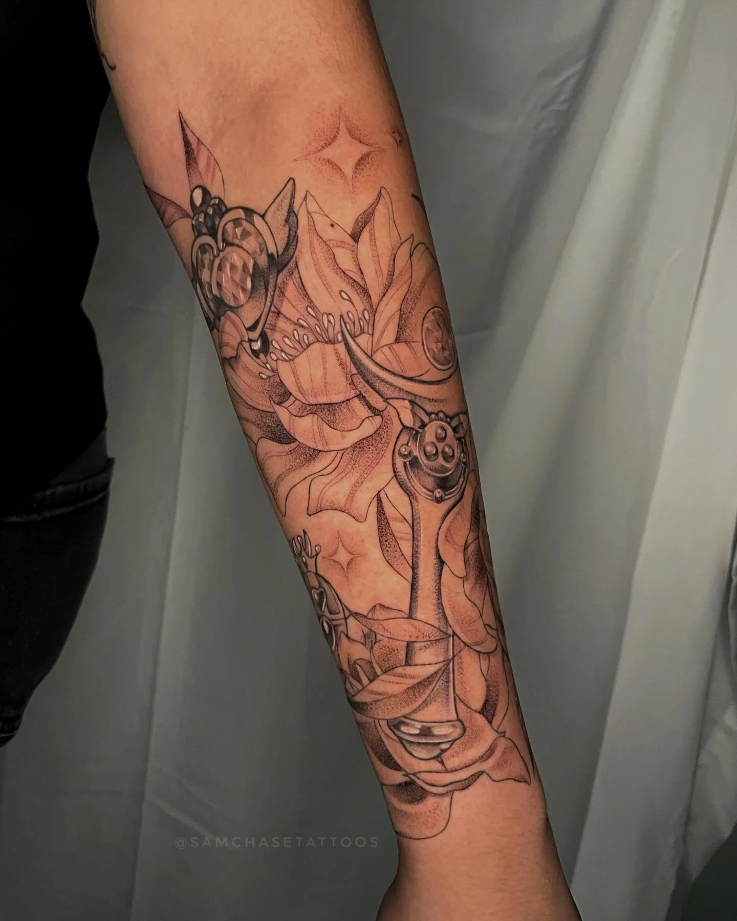 Wraparound Sailor Moon artifacts and florals 🌙🌸 I&rsquo;m so excited with the outcome of this piece! We may add background in the future, but are finished for now. Swipe to get a full feel for the way it wraps and the objects we added 🪷🌙