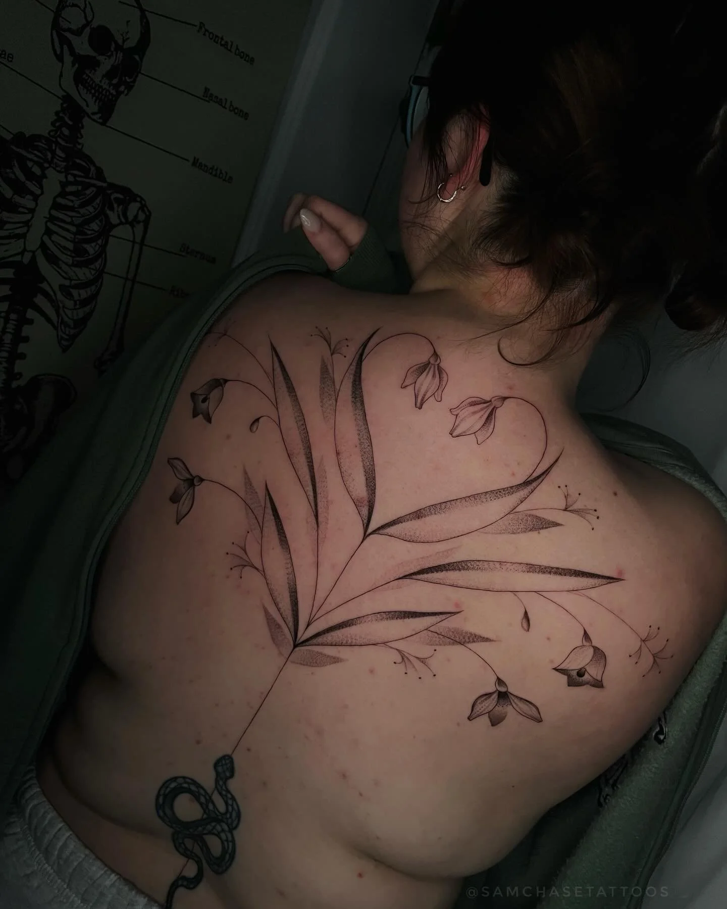 Freehand, symmetrical back piece for this lovely returning client 🫶🌷
Made using @emalla.official 3rllt/5rllt
.
.
.
.
#emallacartridges #finelinetattoo #freehandtattoo #backtattoo #femaletattooartist