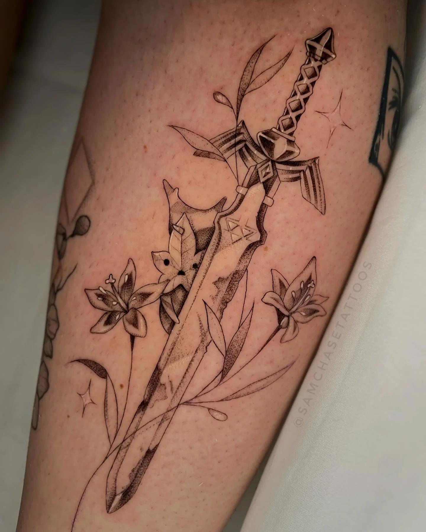 Had such a lovely time putting this Zelda theme piece together! Always appreciate the creative freedom I&rsquo;m given, especially when I get to add a little fella ~(˘▾˘~)
.
.
.
#zeldatattoo #finelinetattoos #femaletattooartist #videogametattoo #chic