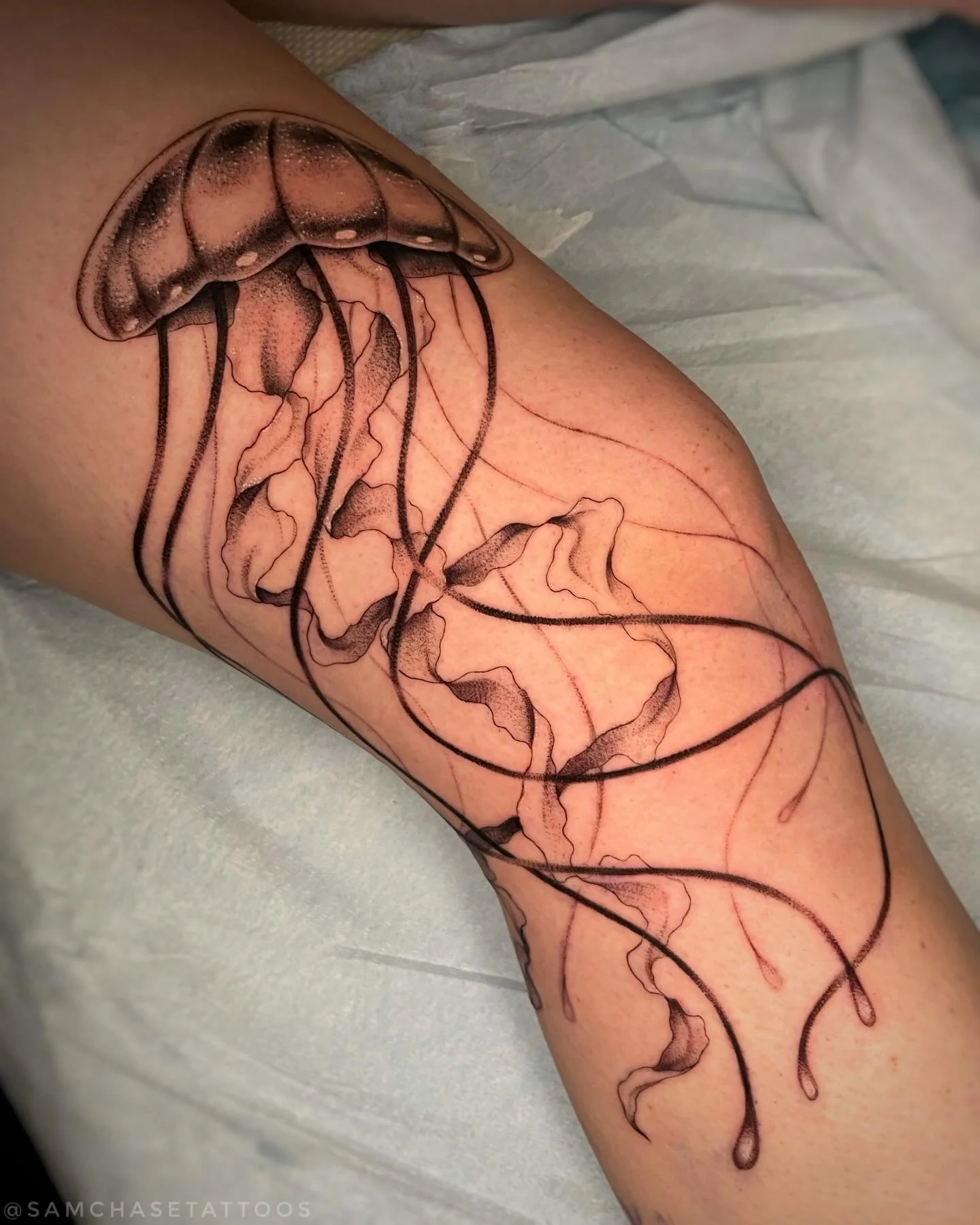 My take on the Voidfish from @themcelroyfamily epic podcast The Adventure Zone! 🪼🖤 This was so much fun, I love the way this frames their leg and curves around the knee. Also grateful my client introduced me to a really fun D&amp;D podcast, yay! 
.