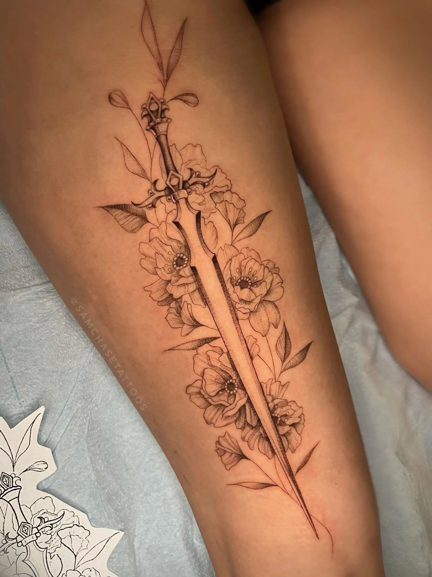 Enjoyed creating this sword and floral piece to compliment the back of this lovely client&rsquo;s thigh! 🌸🖤 She (sword) is loooooong 🗡️🗡️🗡️
.
.
.
#swordtattoo #peonytattoo #thightattoo #femaletattooartist #fineline
