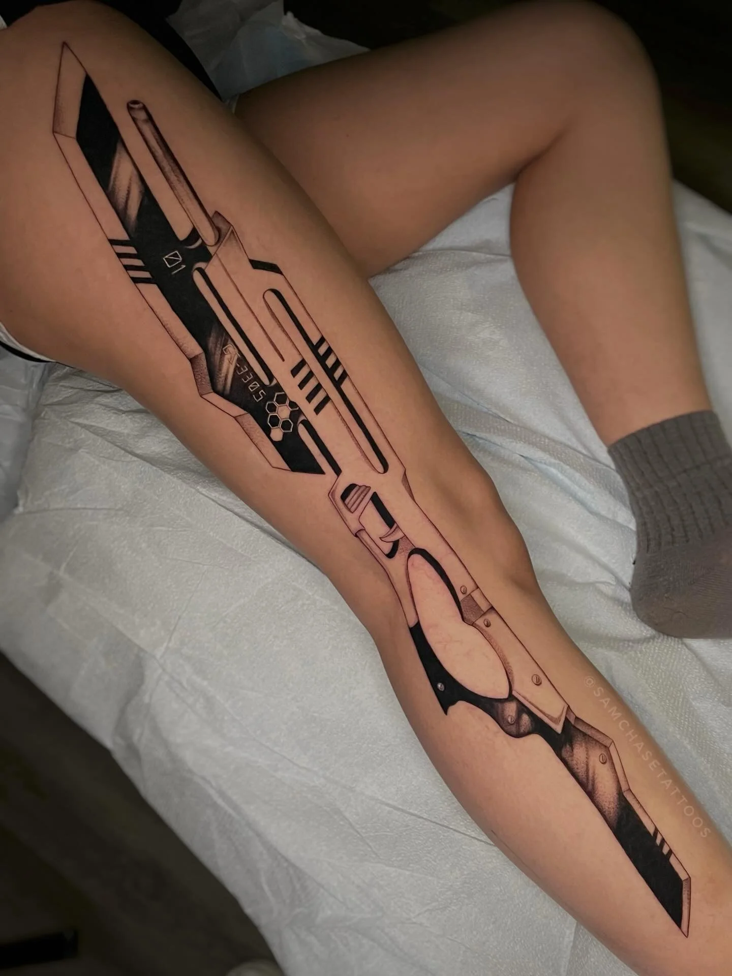 Absolutely bonkers scale on this sword from Kaiju no. 8 🦾🗡️🤺 big sword make me happy
.
.
.
#kaijuno8 #animetattoo #nerdytattoos #chicagoartist #finelinetattooartist