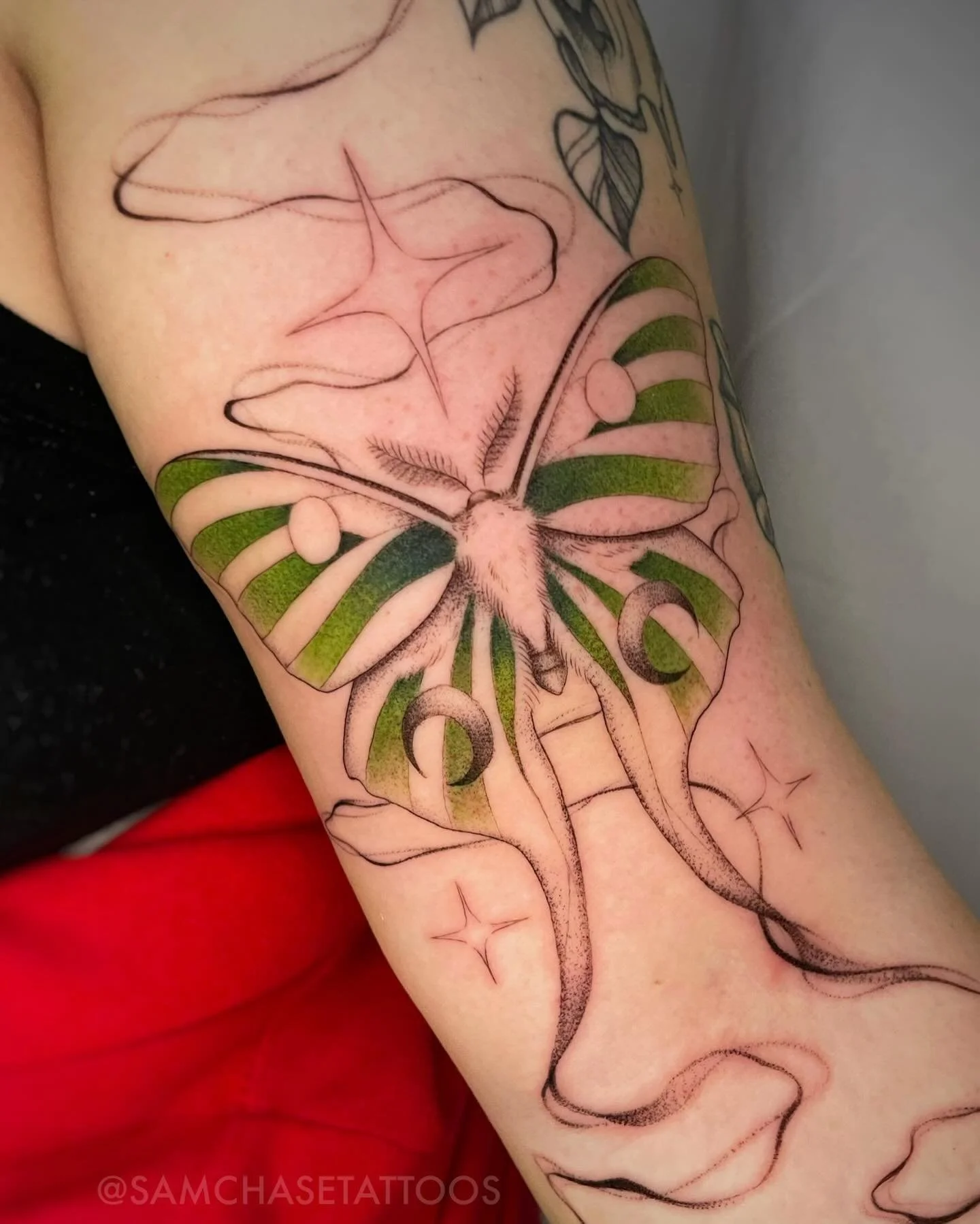 Cutest Luna Moth for this returning client! 🖤💚 We wanted to add a color pop to the piece and I&rsquo;m so happy we did! Situated near a healed cat skull I had done almost 2 years ago. Moth was stenciled, smokey additions are all freehand 🌿
.
.
.
.