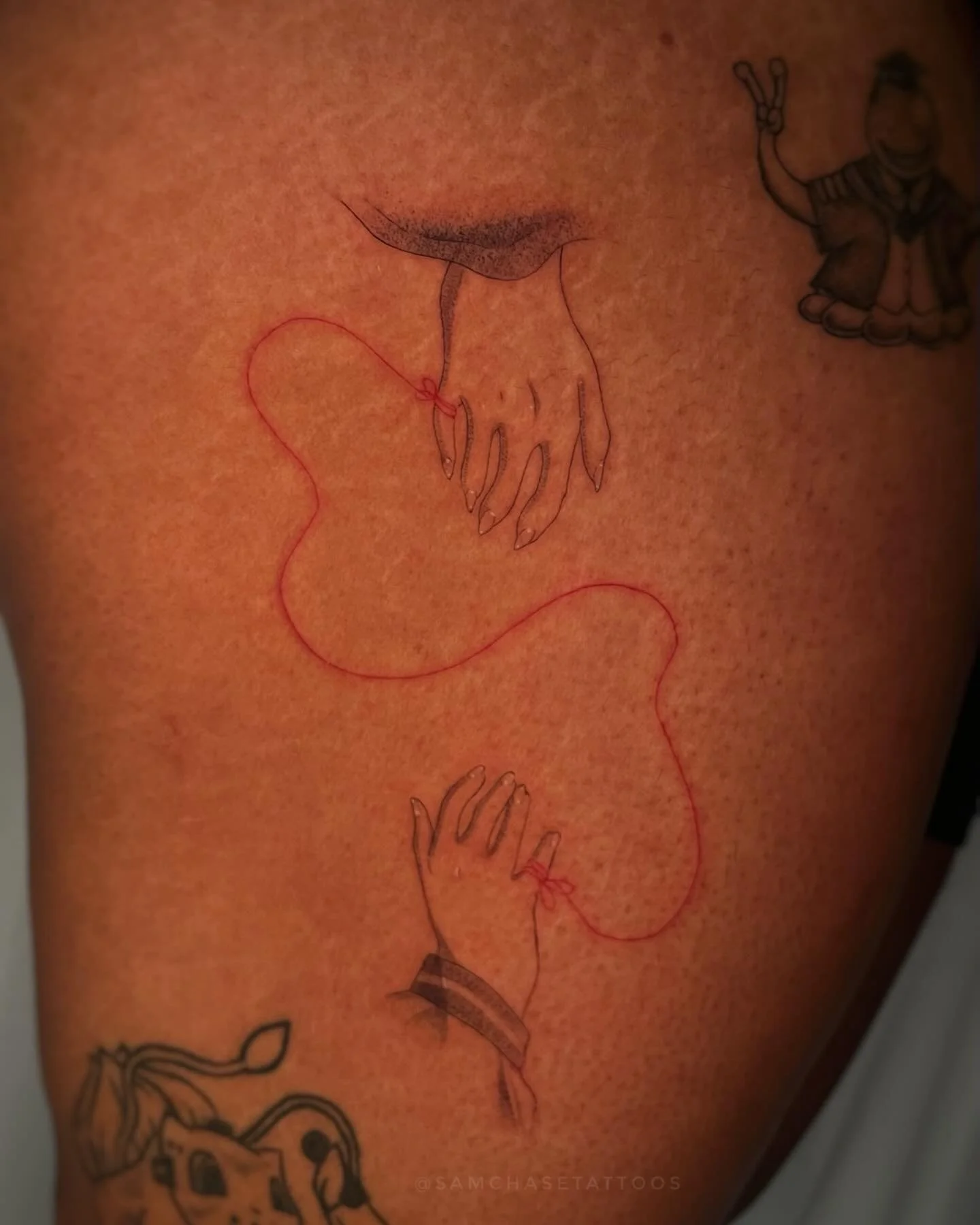 Red String of Fate from Inuyasha 🥹❤️ Also a nicely healed Brook piece from a while back!! I love 🫶
.
.
.
#inuyasha #animetattoo #finelinetattoo #femaletattooartist #chicagoartist