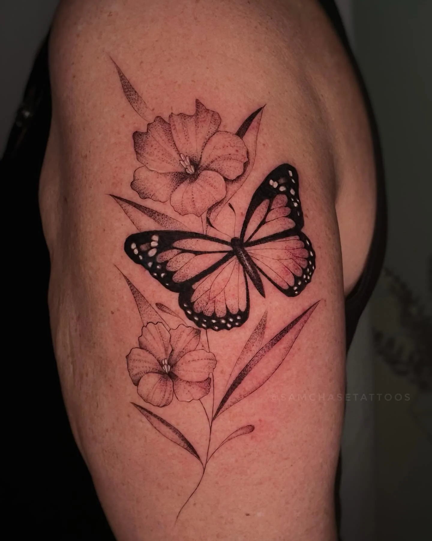 Butterfly and Rose of Sharon to celebrate this lovely client&rsquo;s mom 🫶🦋 Such a lovely session and chat!
.
.
.
.
#butterflytattoo #finelinetattoo #femaletattooartist #memorialtattoo #chicagoartist