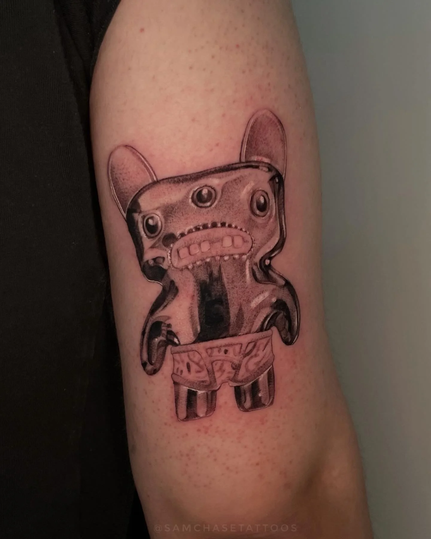 Chrome Fuggler?? I hardly even know her!!
Insane piece for a friend of ours lmao, swipe for the reference Fuggler ( @fugglers )
.
.
.
#chrometattoo #finelinetattoo #dotwork #femaletattooartist #fuggler