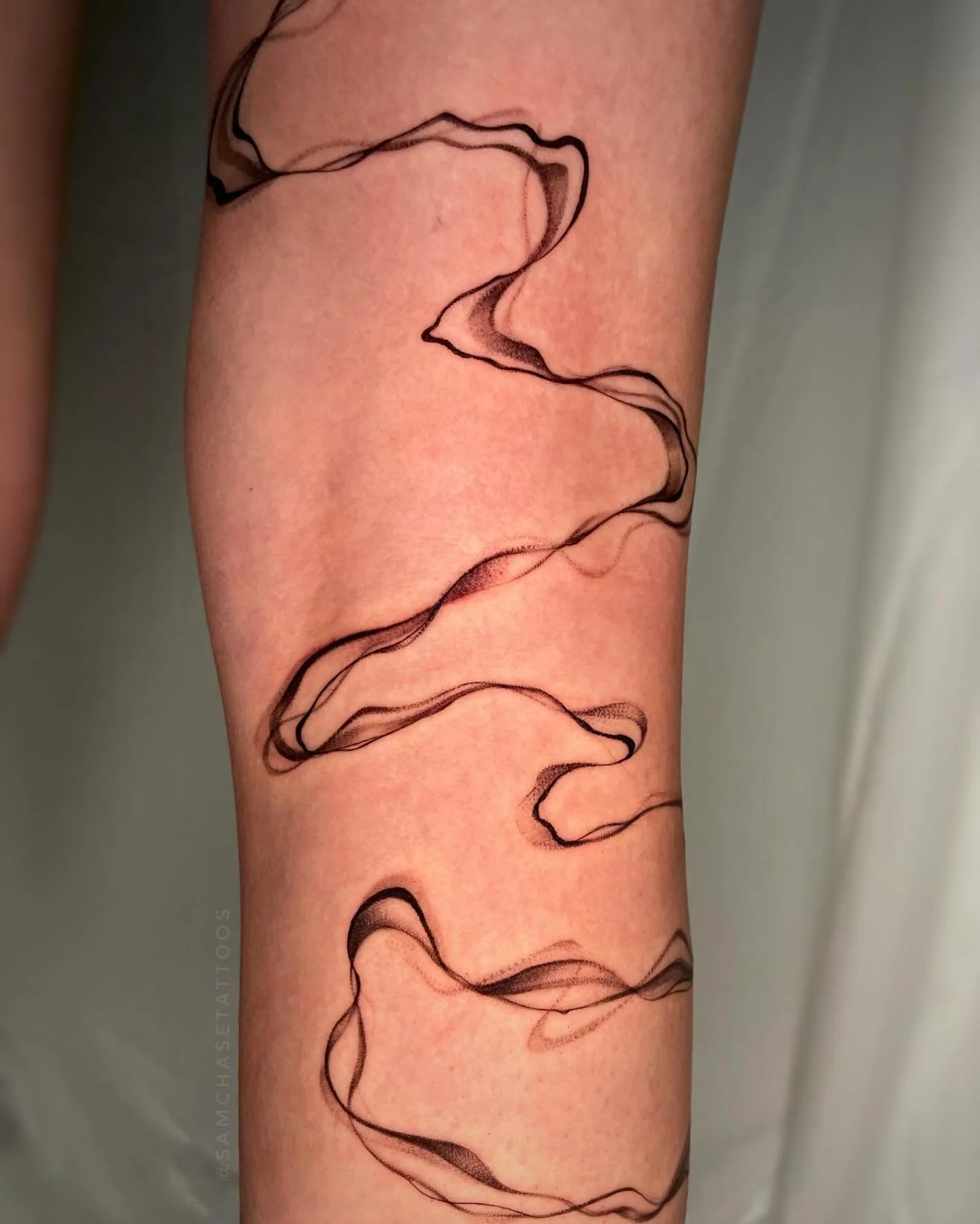 Satisfying freehand smokiness 🫶🖤 I absolutely love doing this. Swipe for the full video because this is a big boy, scaling from the top of the thigh to the foot! I did smokiness on their torso about a year back and they wanted to continue the vibe 