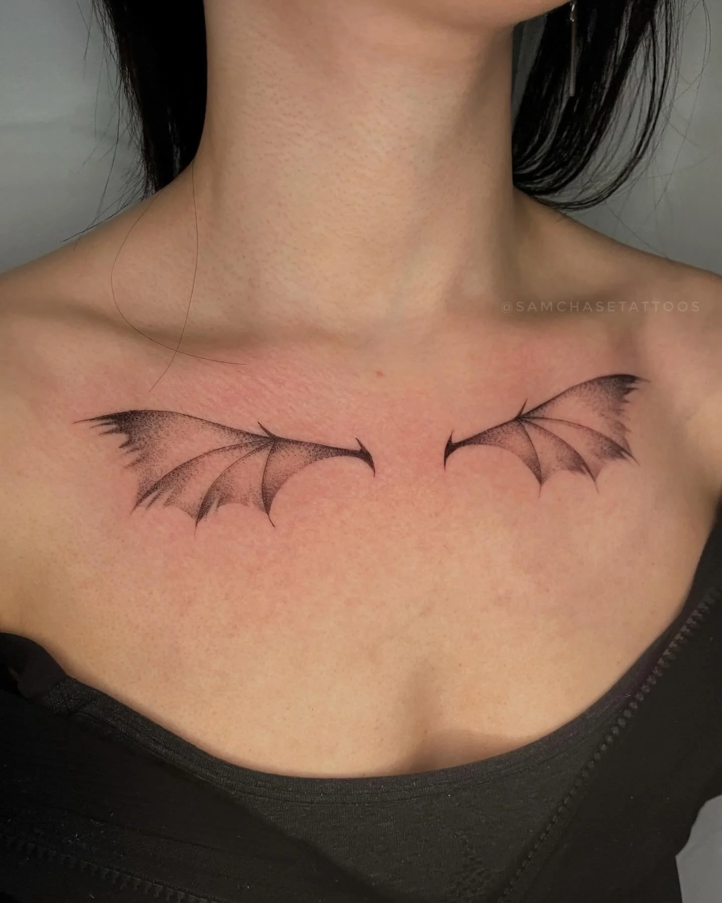 CUTEST little collar wings for this lovely returning client 🖤🦇 
.
Also separate note sorry if a weird scam account reached out to you!! Bots be botting, thanks all for reporting 🫶
.
.
.
.
#collarbonetattoo #wingstattoo #fineline #finelinetattoo #c