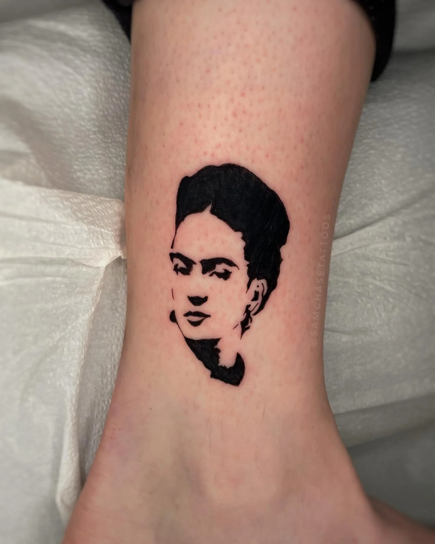 Lil Frida for your eyes 🖤🌷 I love this high contrast look, would love to do more like it!
.
.
.
.
#frida #fridakhalo #portraittattoo #blackworktattoo #chicago