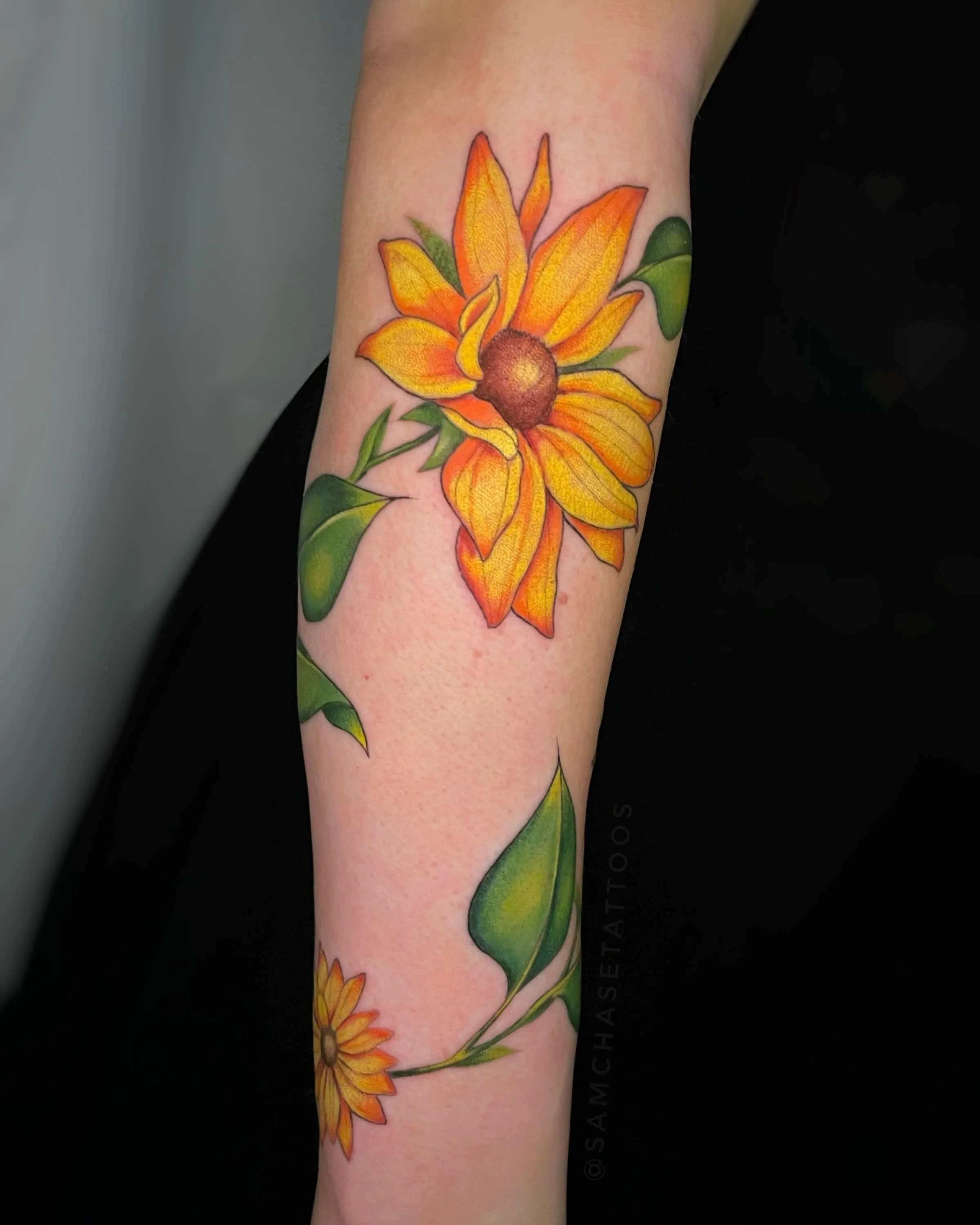 Full color moment! 🌻🖤 Loved the opportunity to create this wrapping sunflower piece for this lovely first time client. Linework healed, color fresh!
.
.
.
.
.
#sunflowertattoo #floraltattoo #colortattoo #femaletattooartist #chicago