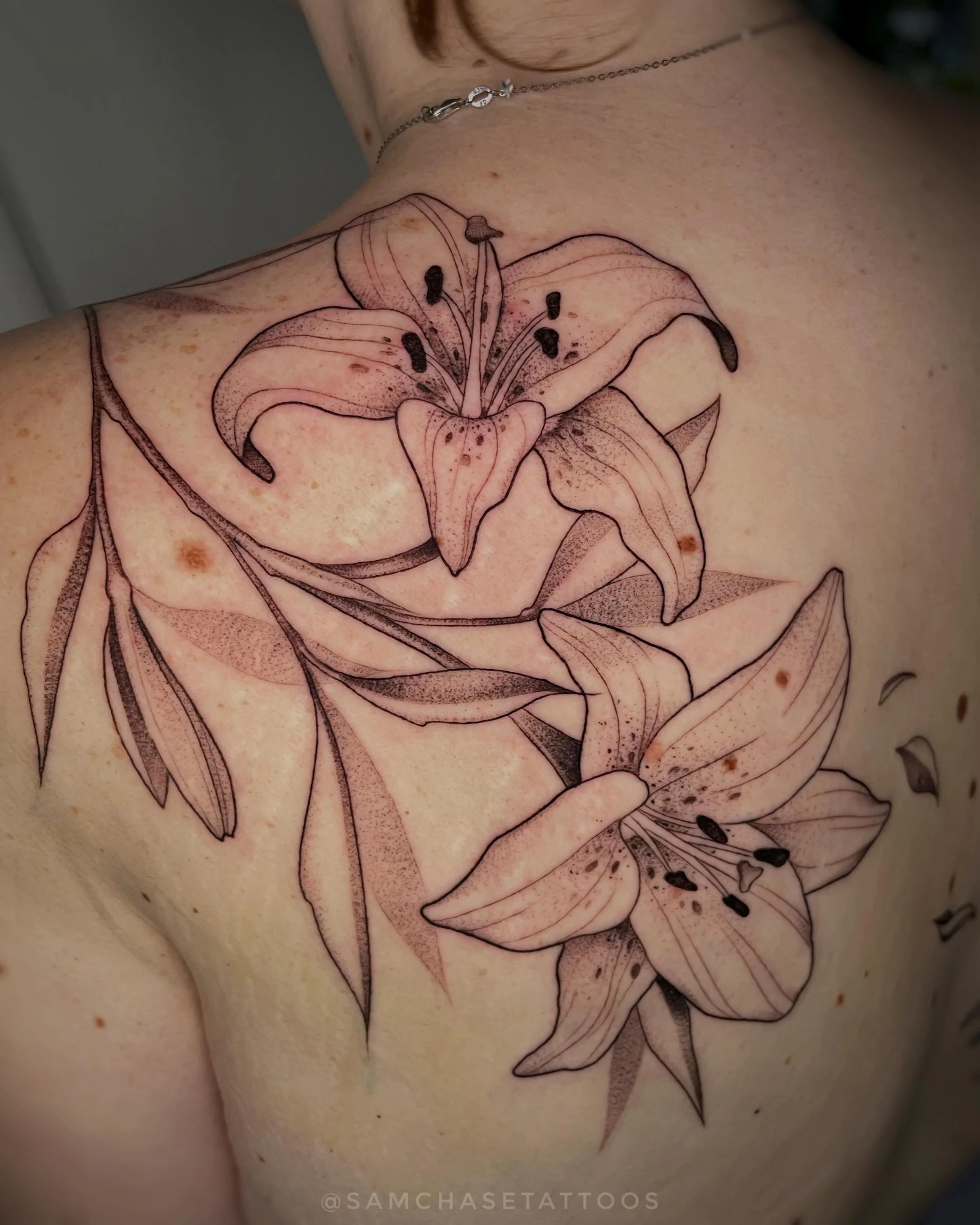 Some more shots of this Lily back piece I recently got to do 🖤🌼 Everything freehand except the Lily outlines. I love freehanding botanical elements especially, being able to draw them organically to an area of the body makes them feel so alive! 🌷
