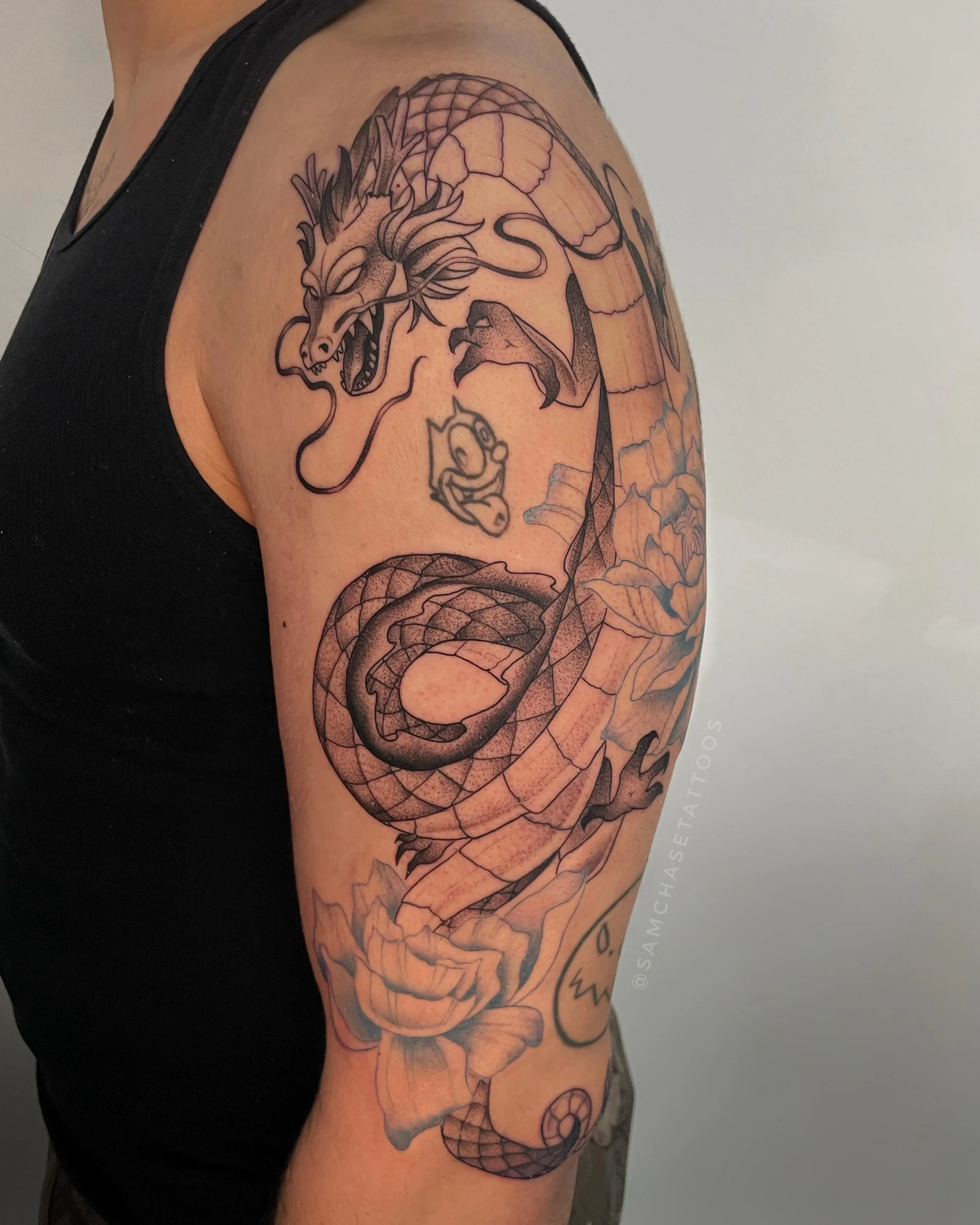 SHENRON 💙🐉 Had the joy of putting together this Shenron piece to fit in between some tats they already had. We also made the flowers blue bc that&rsquo;s just a cool vibe!!
Swipe for details and to the end for design process :)
.
.
.
.
#shenron #dr