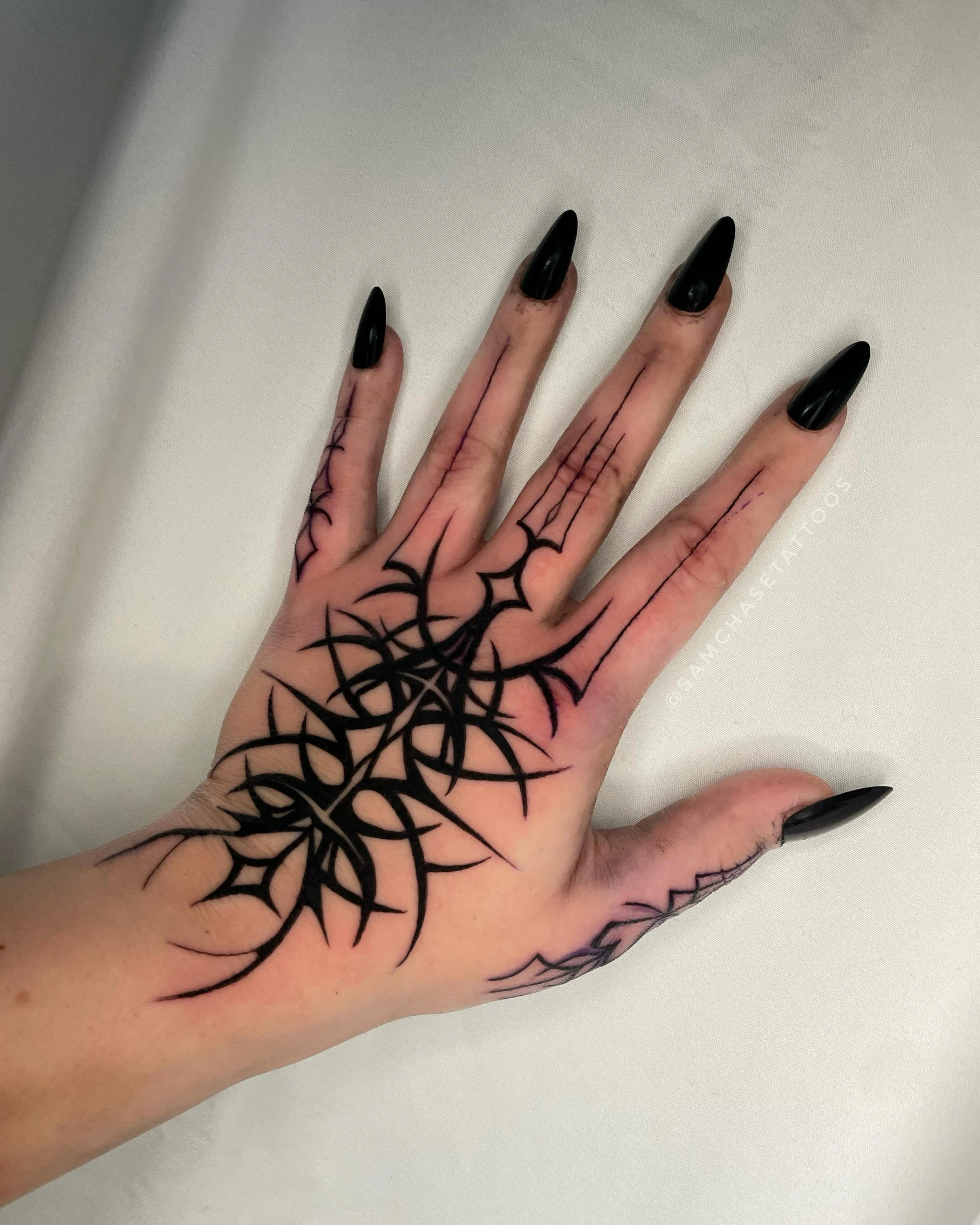 🖤 CYBERSIGIL / NEOTRIBAL🖤 Had a blast creating these custom hand and knee pieces (swipe) for this returning client! We are doing more work on their other hand, knee, and back of thighs, but I&rsquo;m stoked with what we accomplished in this session