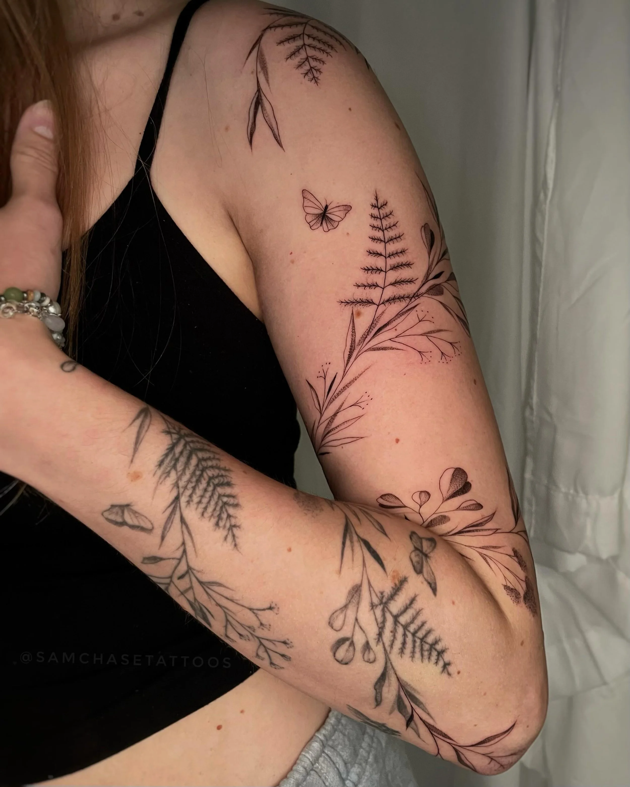Entirely freehand full arm floral wrap for this lovely returning client o&rsquo; mine! 💕💐 The lower portion is healed from May 2024, and from right below the elbow and up is all fresh!
.
.
.
.
#finelinetattoo #finelinefloral #dotworktattoo #femalet