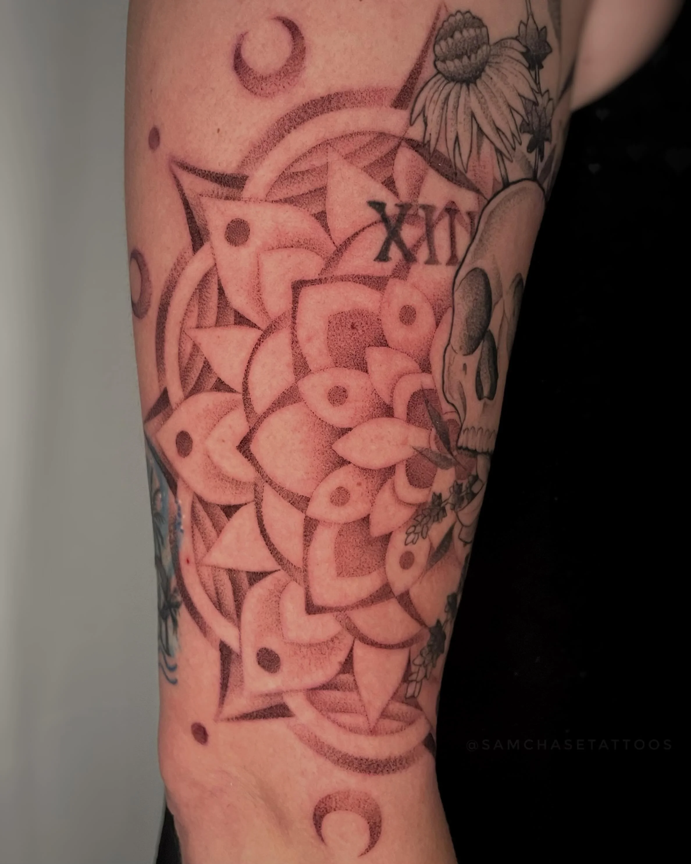 So in love with how this soft mandala pairs with this healed skull/flower piece! 🖤🪻 We did the skull last September, and then decided to fill out the space a bit more! This piece is all dots- no lines ✍️
Very pleased with the result and can&rsquo;t