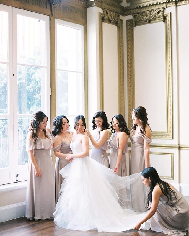 Getting ready for the moment she&rsquo;s been waiting for. 🤍 Looking so lovely at @alexandriaballrooms .
.

Photo&nbsp;@rachelowensphoto
Coordination&nbsp;@nownforeverlove
Flower&nbsp;@deflorala
Hair/Makeup&nbsp;@vanessa.muah
Video&nbsp;@jeemynchon
