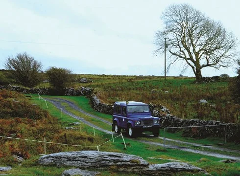 Burren, hạt Clare. Để có đất đai trồng cấy, chăn thả, người Ireland đã phải nhặt đá khỏi đất, xếp thành những bức tường nối tiếp nhau bất tận.