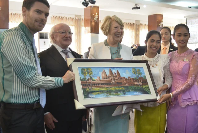 Một tổ chức cộng đồng của các bạn Lào tặng vợ chồng Tổng thống Michael D. Higgins bức tranh mà nhóm tự làm để tri ân sự hỗ trợ của Ireland đối với các hoạt động của tổ chức xã hội