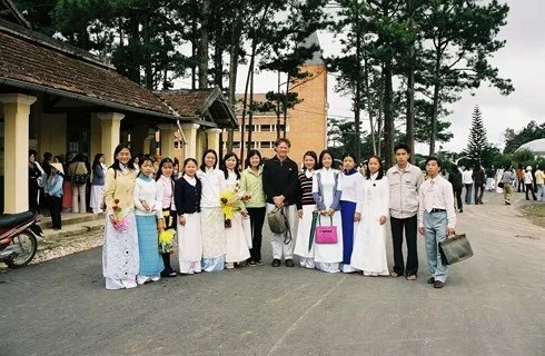TS Colman Patrick Ross và các sinh viên của trường CĐ Sư phạm Đà Lạt.