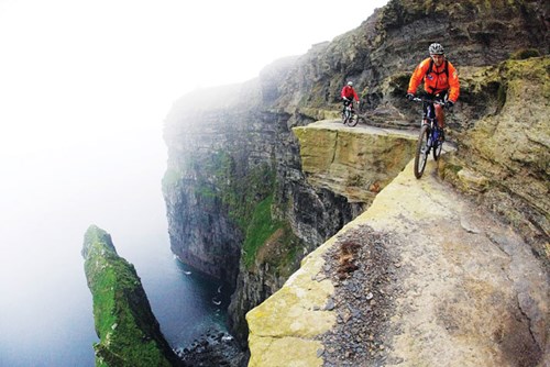 Những du khách can đảm tham gia tour xe đạp ở Cliffs of Moher
