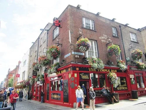 Phố cổ Dublin ngày hè
