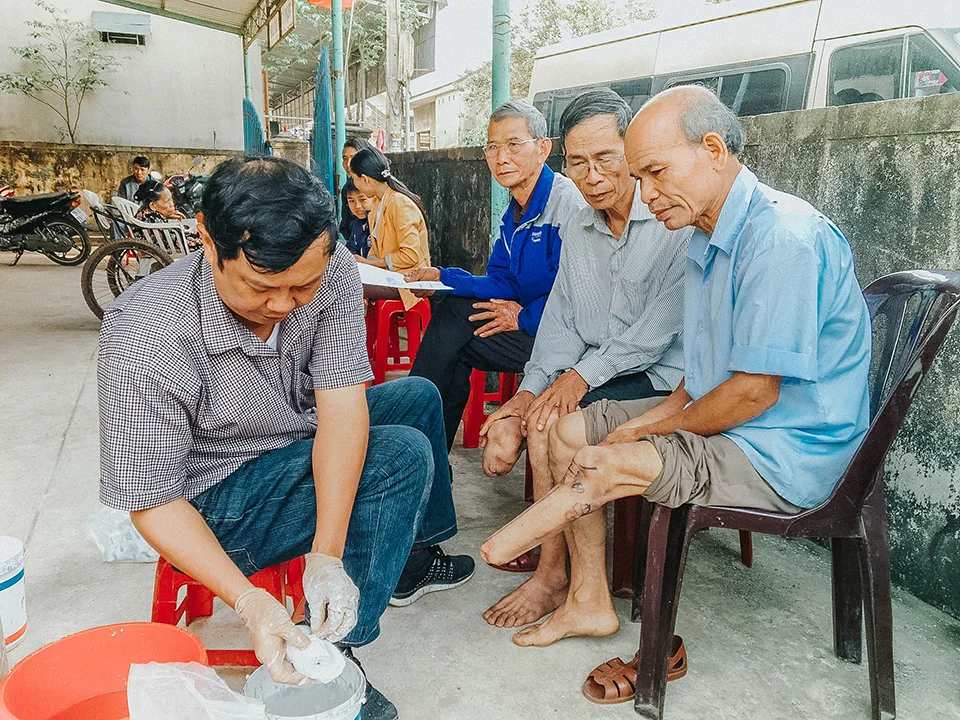 Chương trình Phục hồi chức năng lưu động của RENEW đã cung cấp hàng ngàn bộ chân tay giả cho những người khuyết chi ở Quảng Trị và Quảng Bình