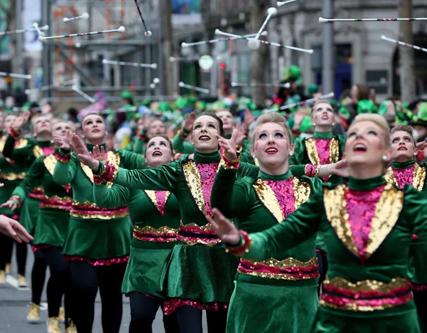 Những người biểu diễn trong đoàn diễu hành tại Dublin, Ireland (Nguồn ảnh: Getty)