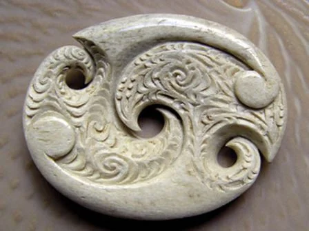 This ira design uses plain koru on its reverse side to depict the exuberant growth that springs from the balance depicted by the cut outs in the centre and on the sides