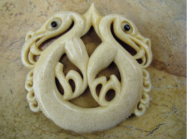 Pekapeka carving representing Hirini Melbourne and Richard Nunns