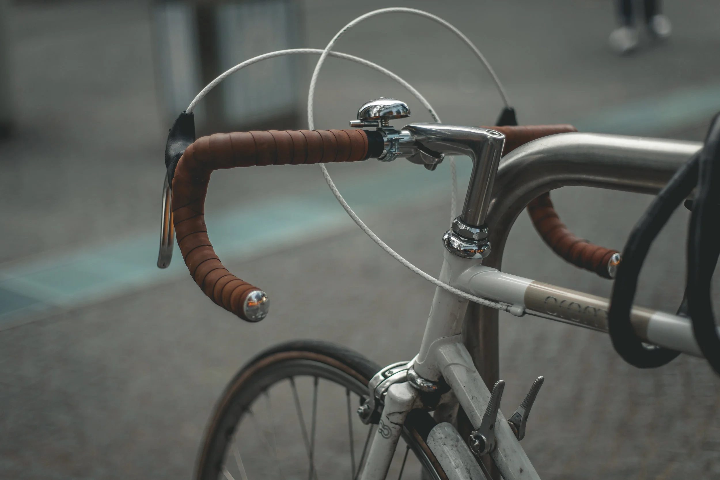 zet fiets op slot en vast aan de beugels voor panden