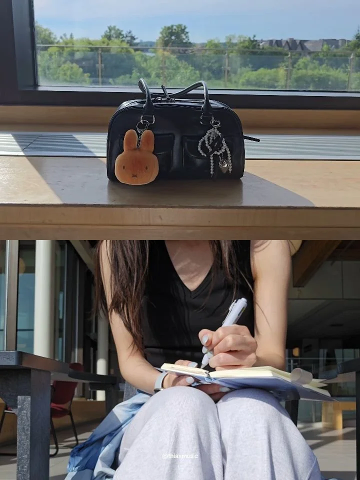 a solo detox walk &amp; journalling by the lake 🤍 ft. some snippets from my entry

it was such a beautiful day yesterday, i was sad i couldn't spend it all outside because of work. i felt so antsy the entire day, it wasn't until i logged off, got ou