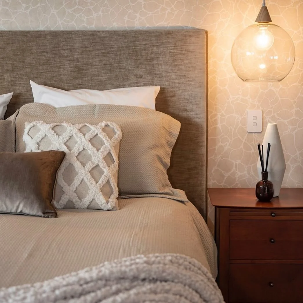 Cosy Comfort // Bedroom Styling Details 

#interiordesigner #interiorstyling #interiordecor #designer #nzinteriordesign #interiorphotography #furnaturedesign #nzhomes #nzinteriorstyle #allureicc