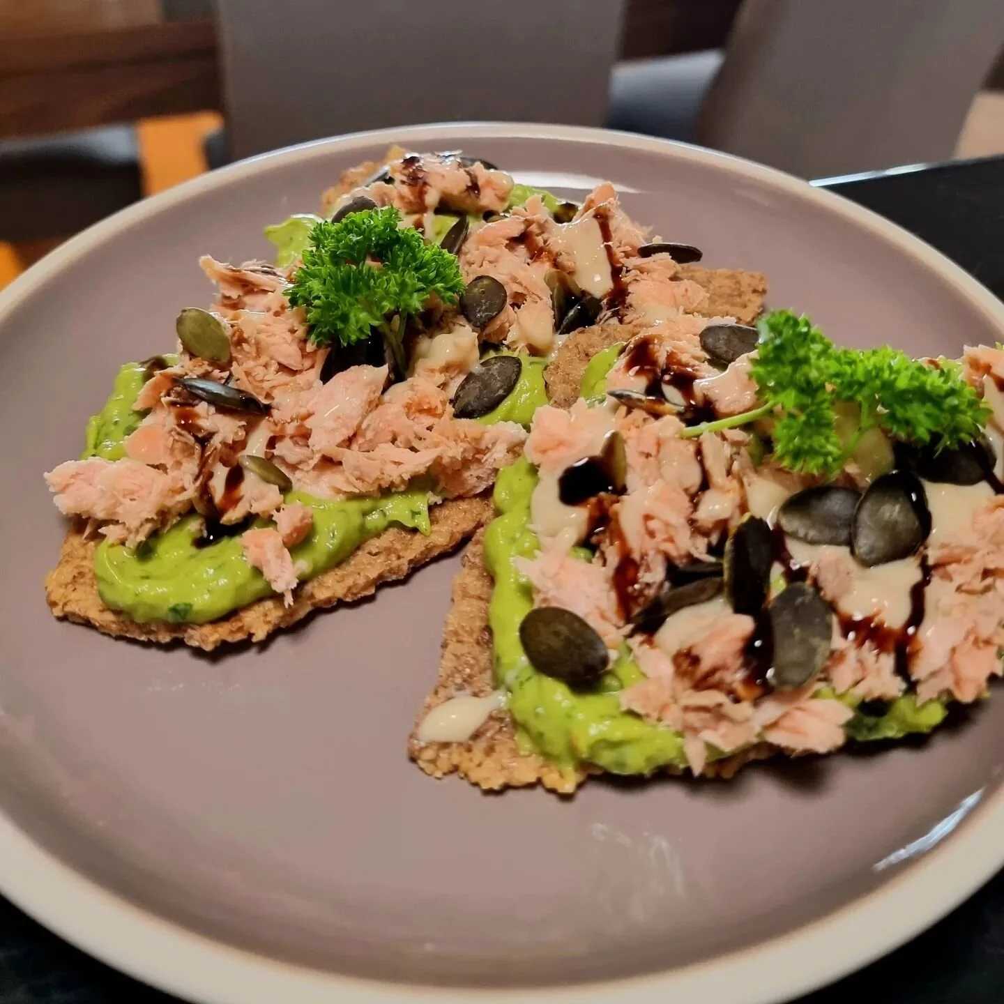 Retreat snack 😍 Fresh avocado corriander guacamole with oven roast salmon, pepitas, horseradish and balsamic on walnut bread🥑🤤