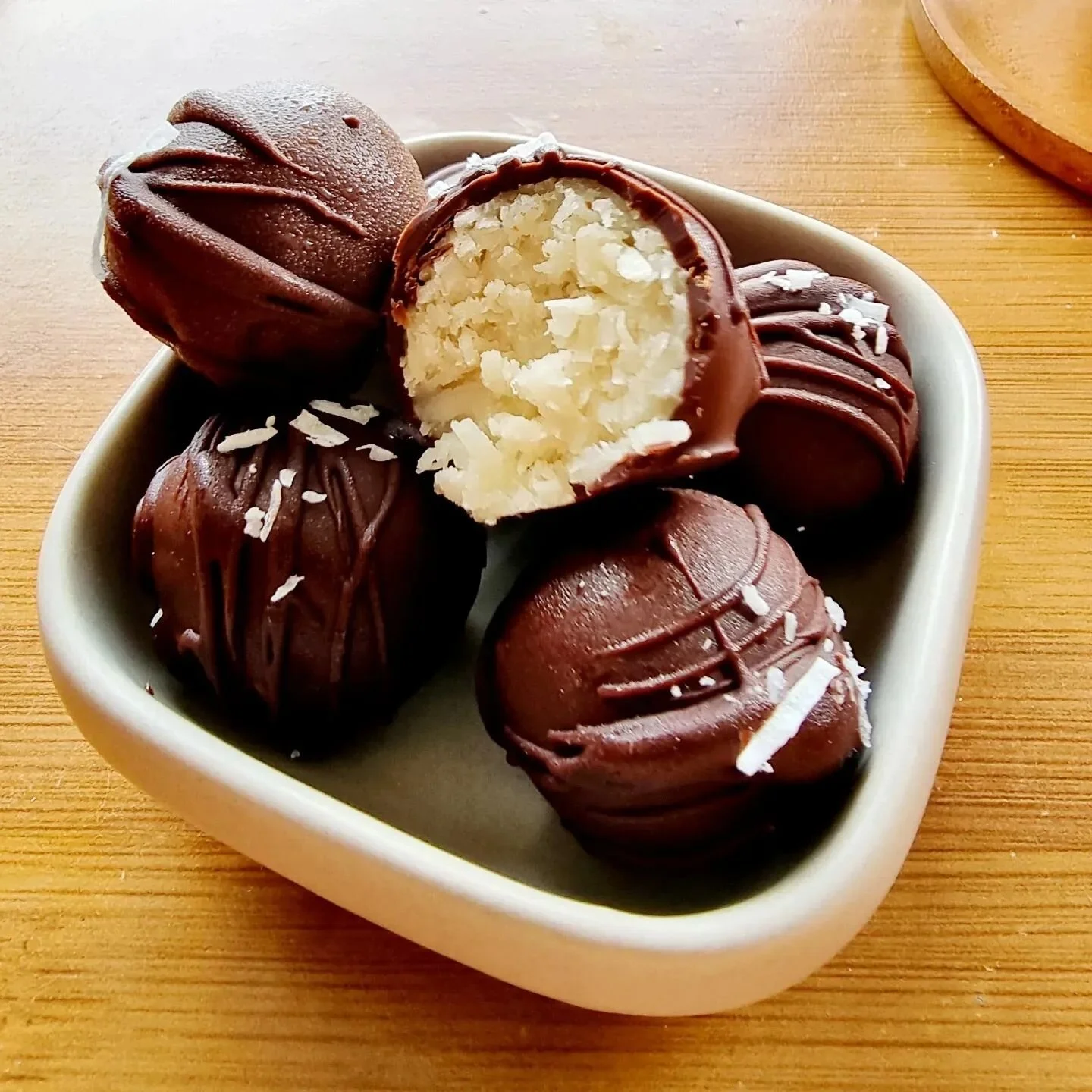 Sometimes you just need some chocolate 🍫  These are my delish vegan coconut bounty balls 🥥 #veganchocolate #refinedsugarfree #treatyourself