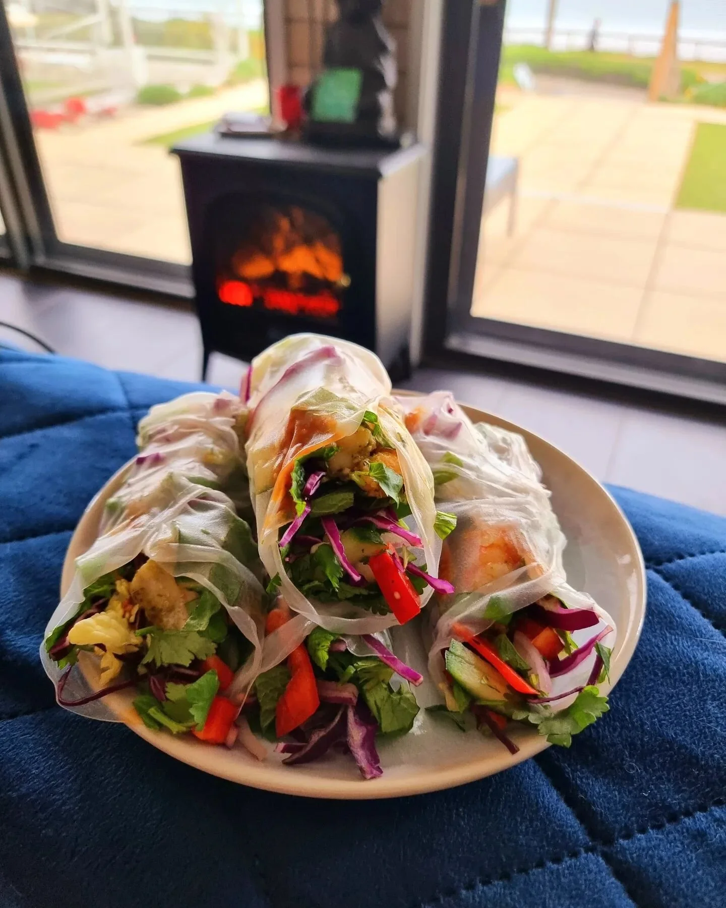 Fresh herbs, salad & seafood cold rolls on my lunch break today 🥬🌶 #eatfresh #spicyfood #quickmeals