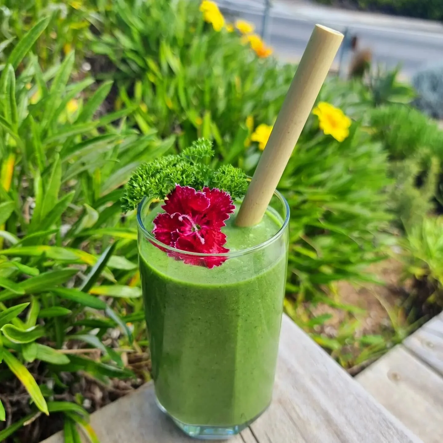 Get your green on 🥬🥦 and enjoy a wholesome green smoothie😍 #greensmoothie #vegan #proteinpacked