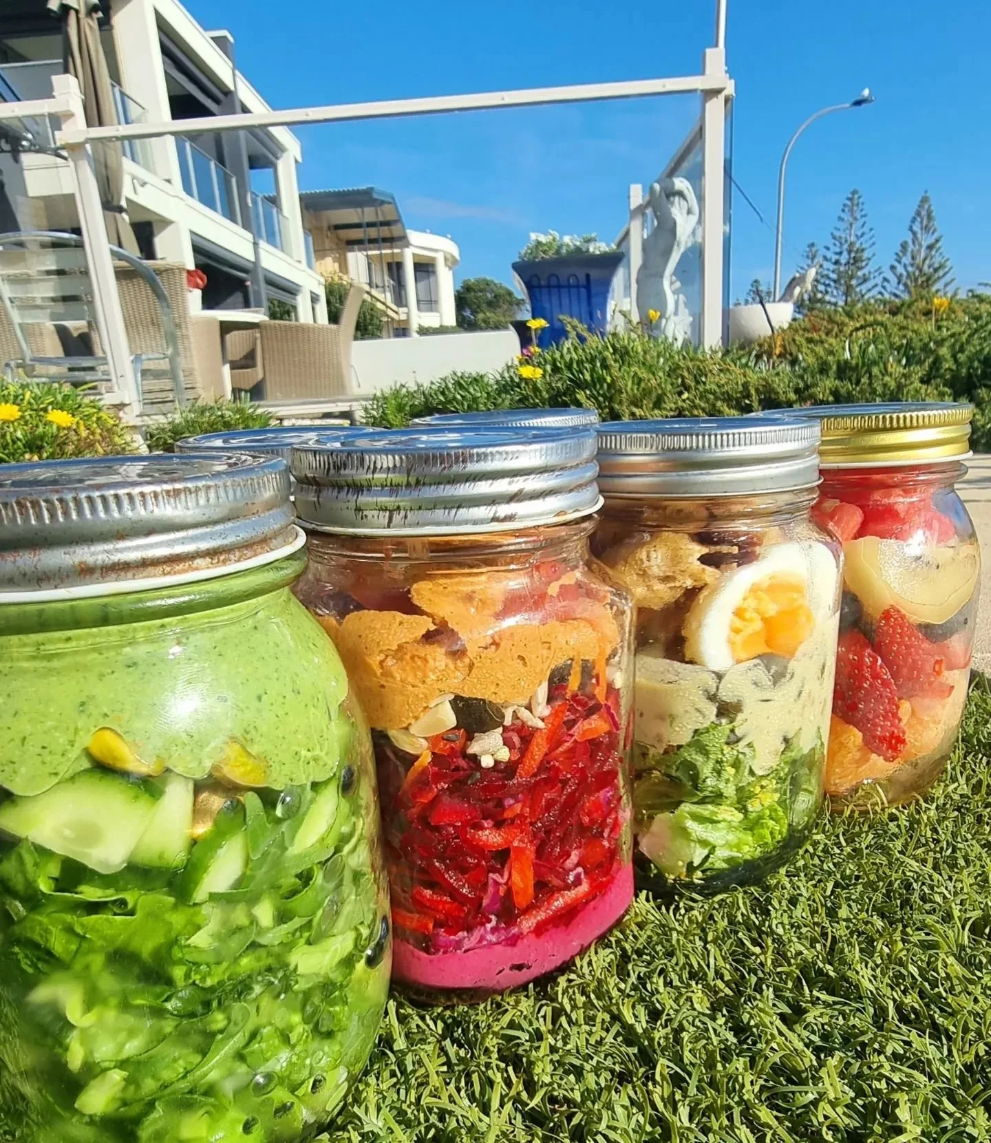 Food prep for the week done ✔️ Multiple salads with delicious creamy dressings, perfect add-on to any meal 😋 #foodprep #saladideas #saladinajar #vegansaladdressing #eatforhealth