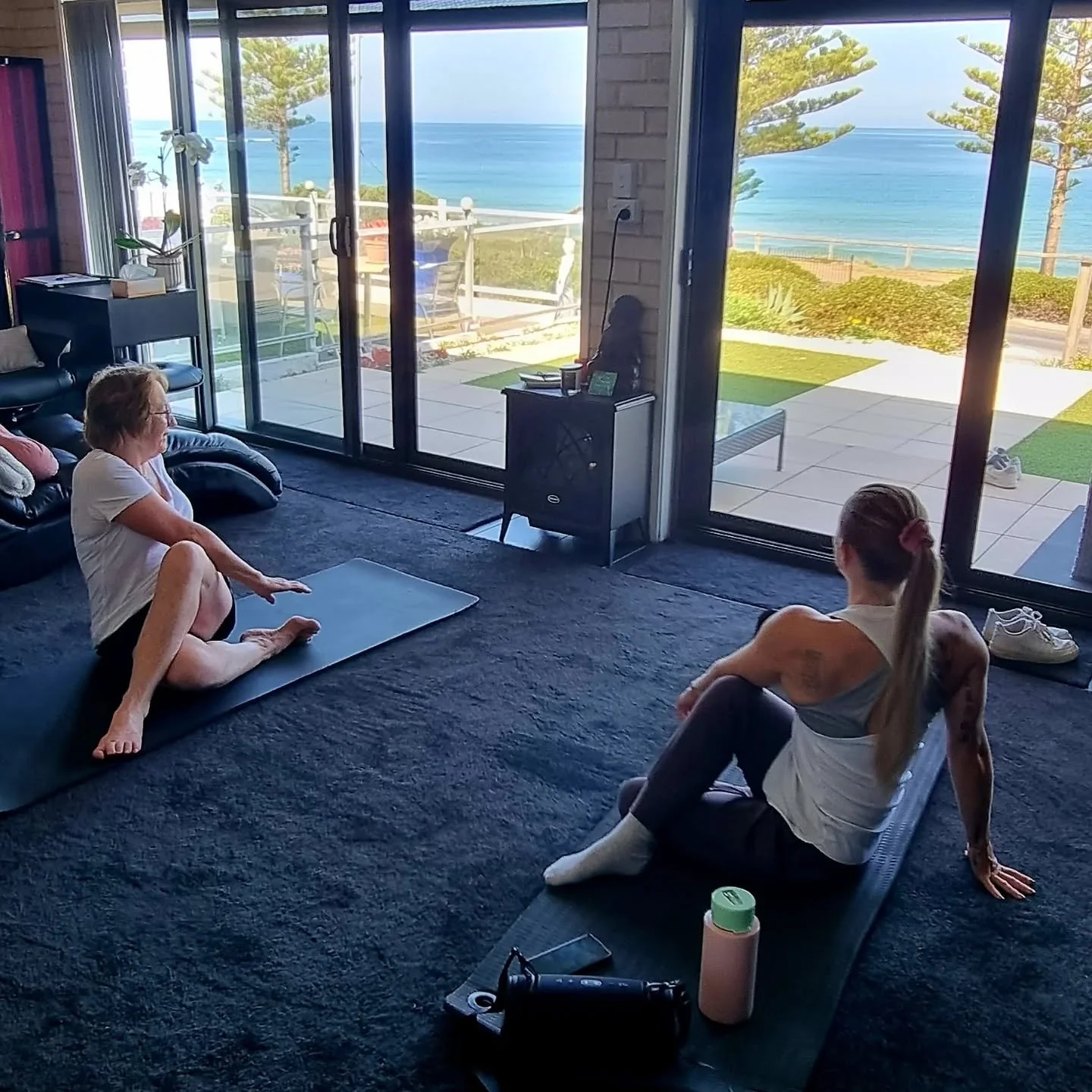 The perfect morning on retreat today with my beautiful guest, enjoying a dynamic stretch & relaxation class with @miss_shelbysworld 🧘🏖 #sunnydays #wellnessvibes #retreatfromtheworld