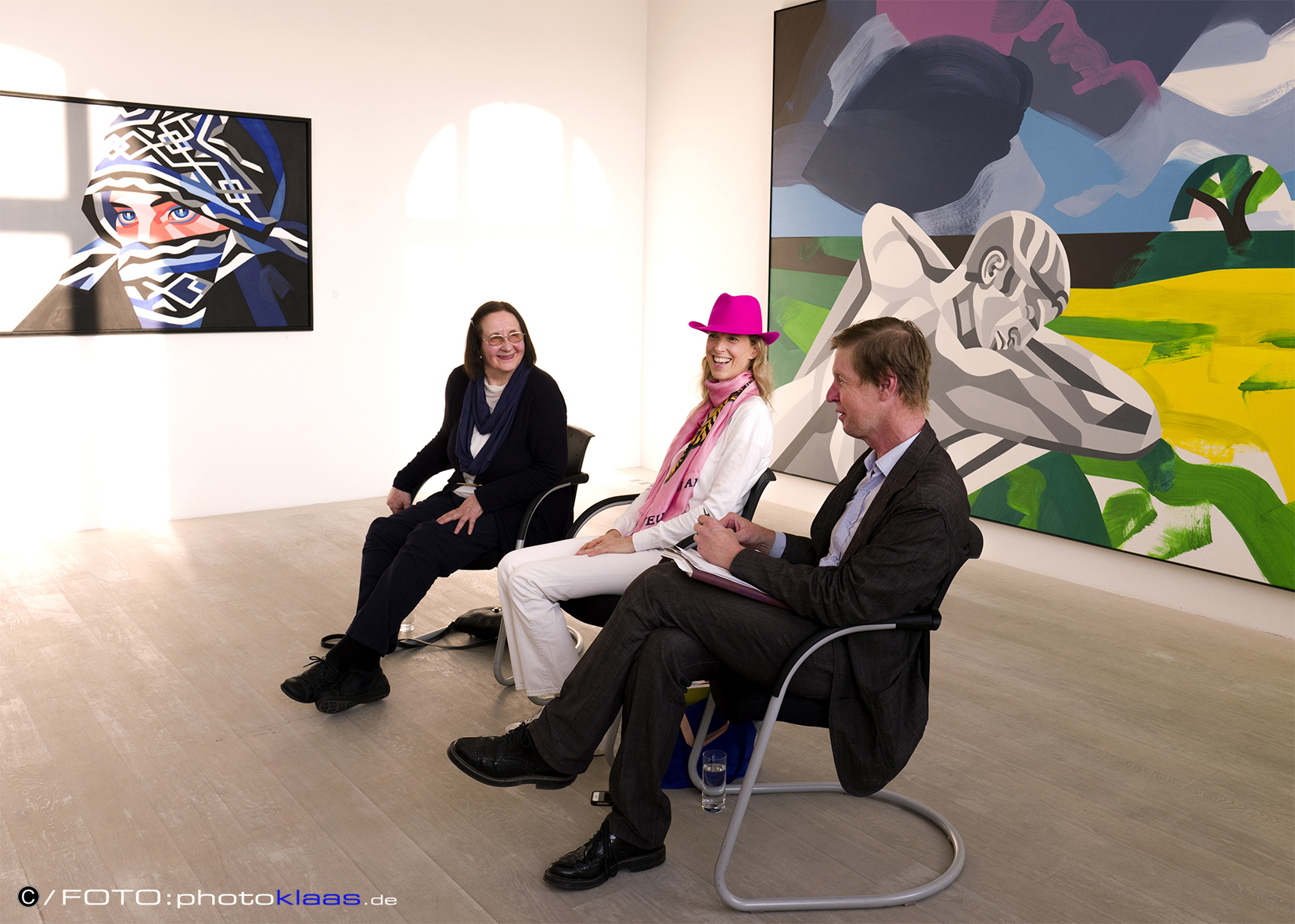 v.l.n.r.: Die Künstlerinnen Prof. Rissa und ATM, Prof. Dr. Robert Fleck, Prorektor der Kunstakademie und Leiter der Akademie-Galerie, vor Rissas Werken Wüstentochter und Schlafende Antike. Foto mit freundlicher Erlaubnis von www.photoklaas.de