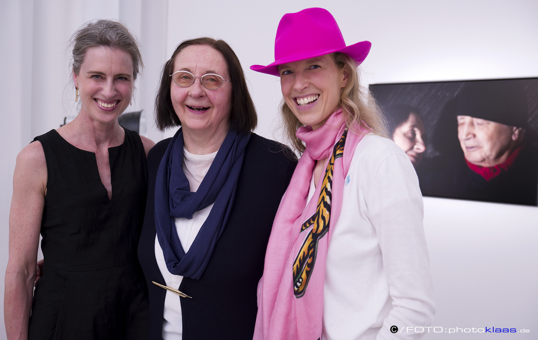  Foto 3: v.l.n.r. Frau Dr. Vera Geisel und die beiden Künstlerinnen Prof. Rissa und ATM. Fotos mit freundlicher Erlaubnis von  www.photostudioklaas.de  