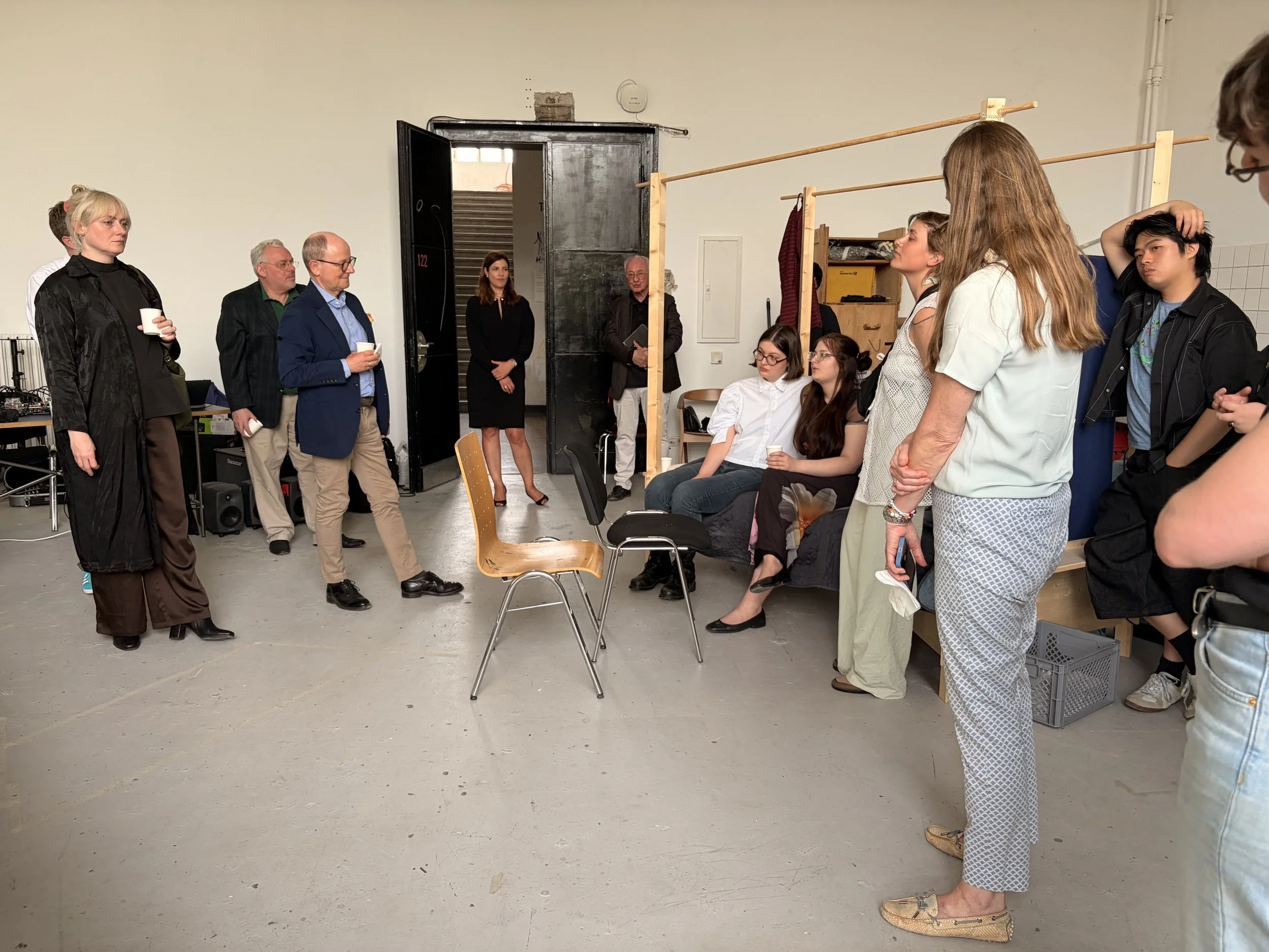 Menschen im Gespräch in einem Atelier