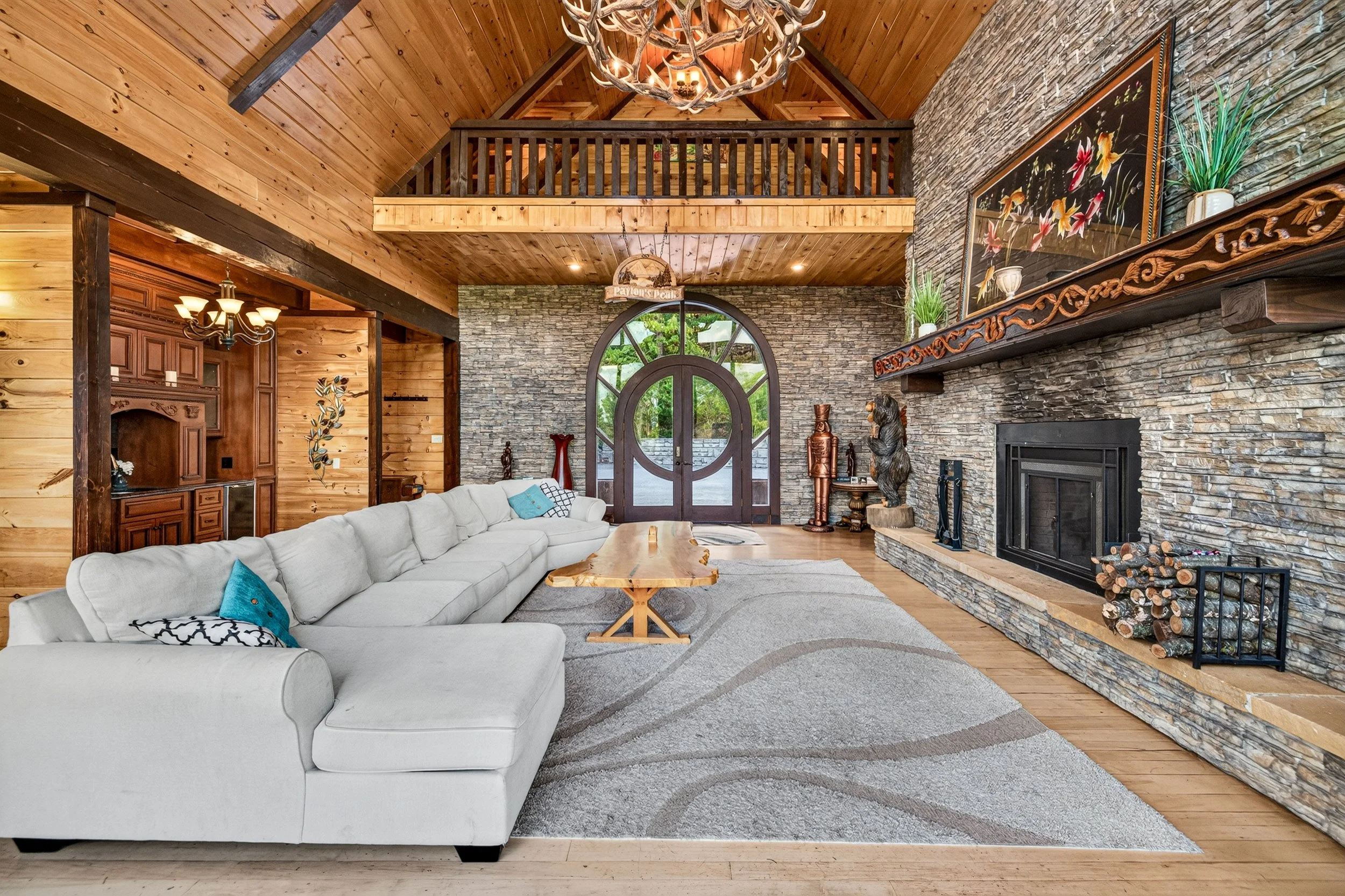 Paytons Peak - Living Room-1005.jpg