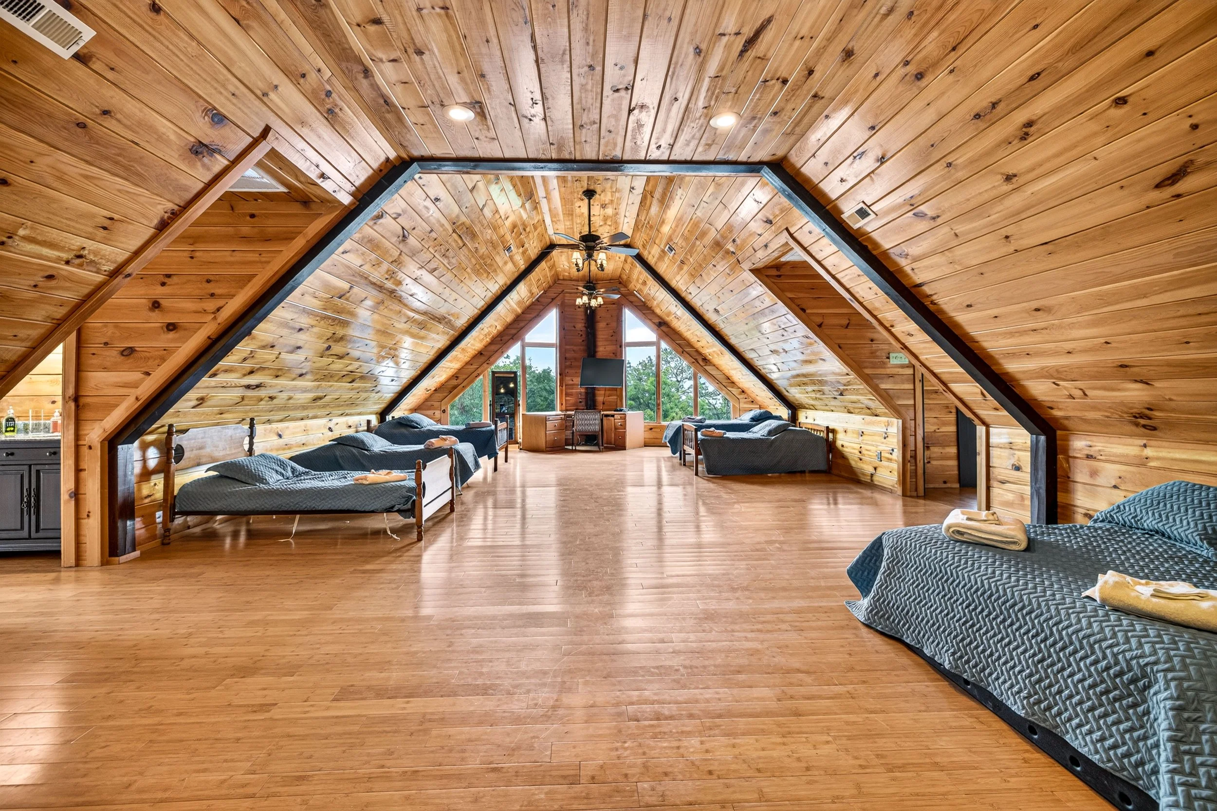 Paytons Peak - Upstairs Bedroom 4-1002.jpg