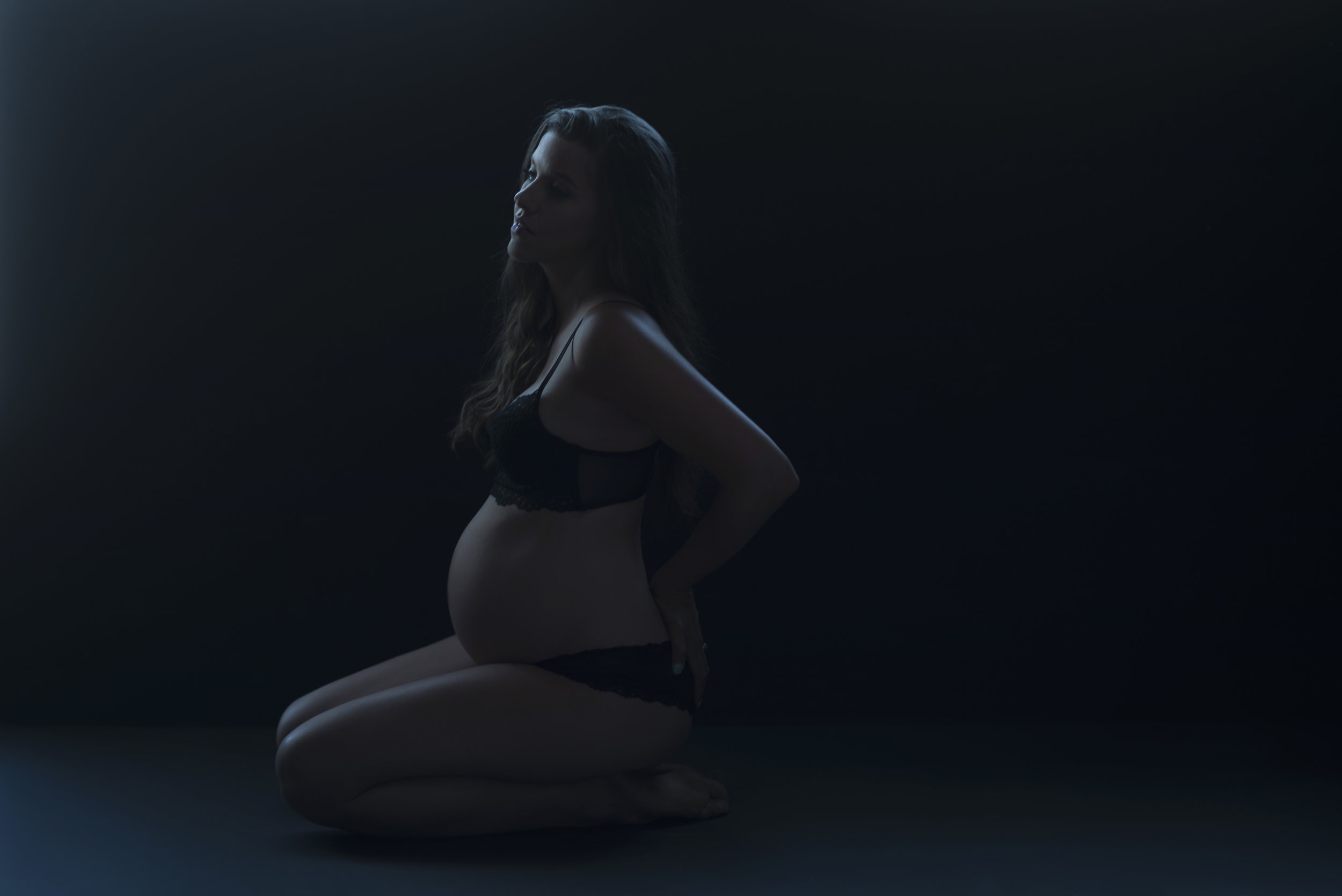 Maternity photoshoot pose: Sitting on the leg in Chicago