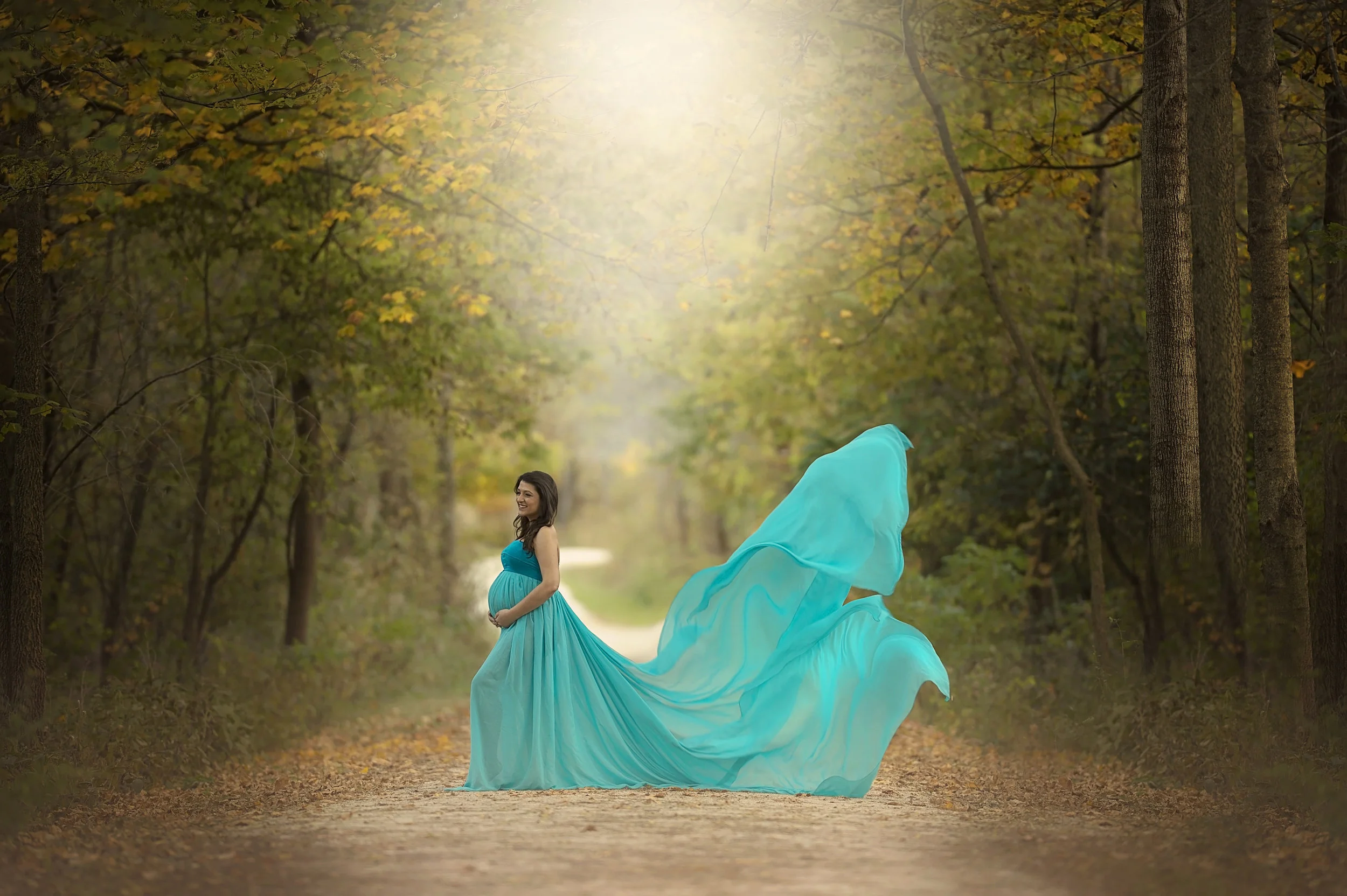 Maternity photoshoot surrounded by trees