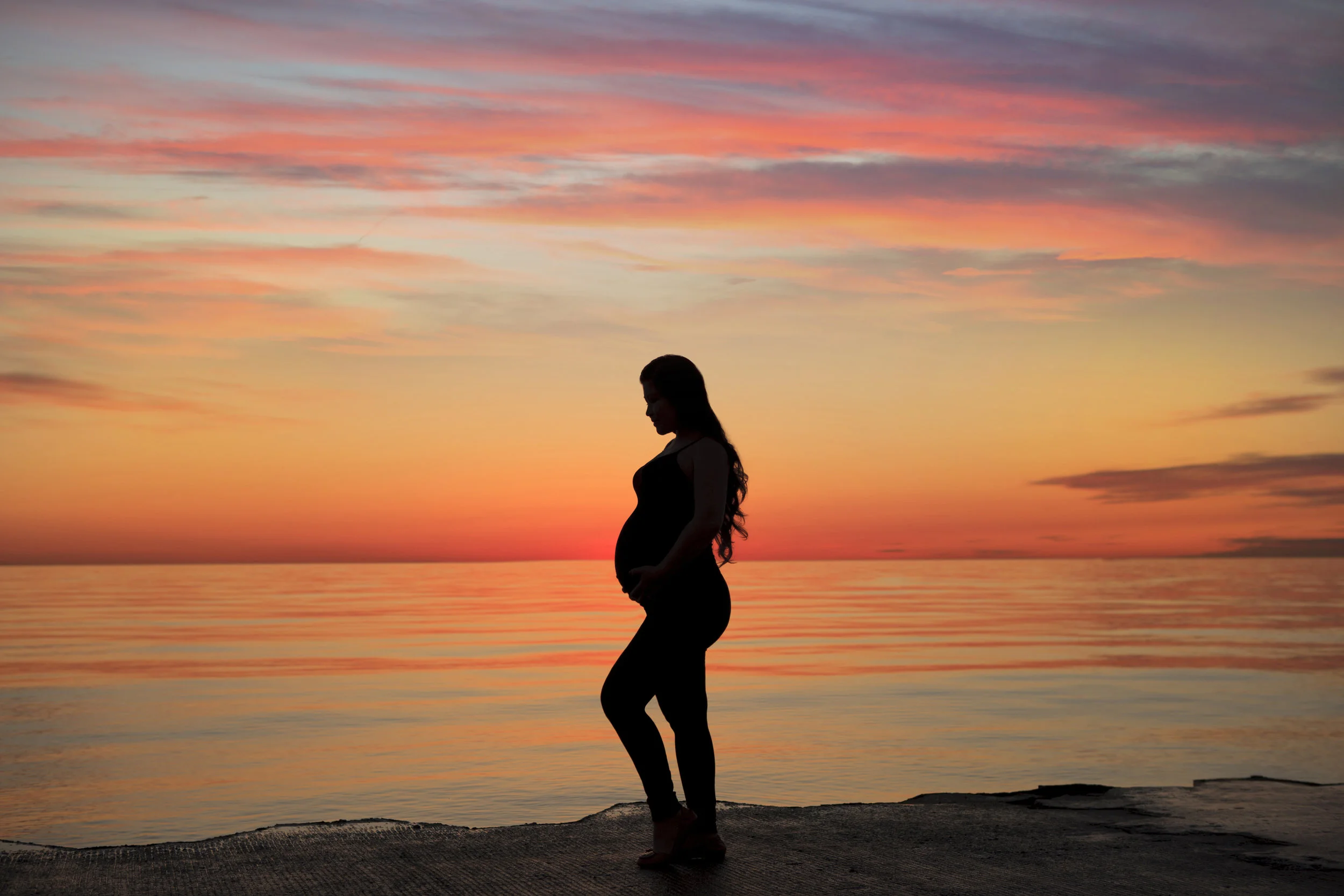 Pregnancy photoshoot on Chicago lakefront