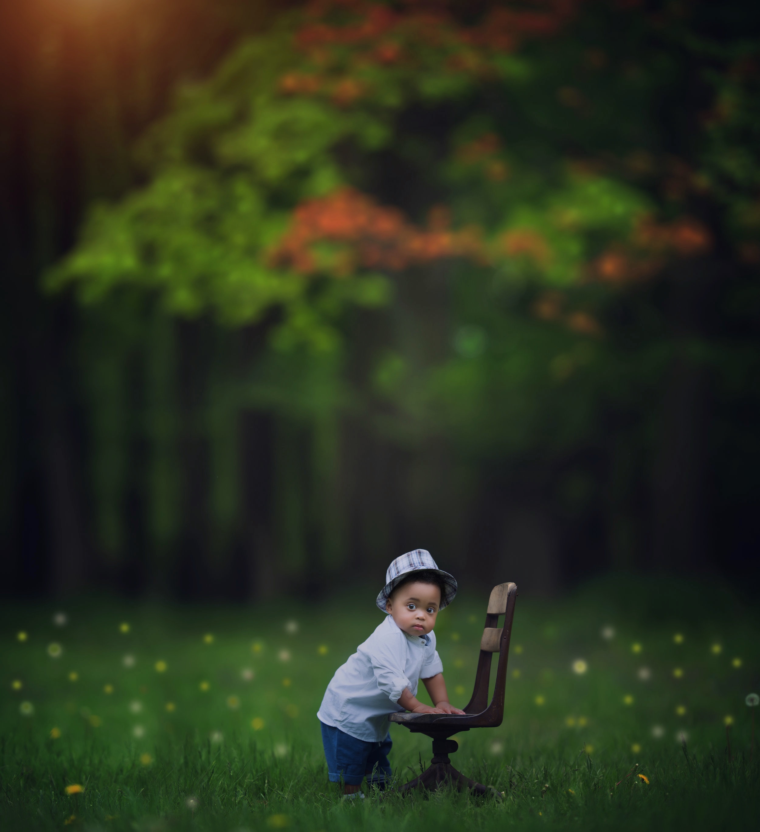 Children's photoshoot in Chicago amidst lush green grass and trees by Sri and Jana Photography